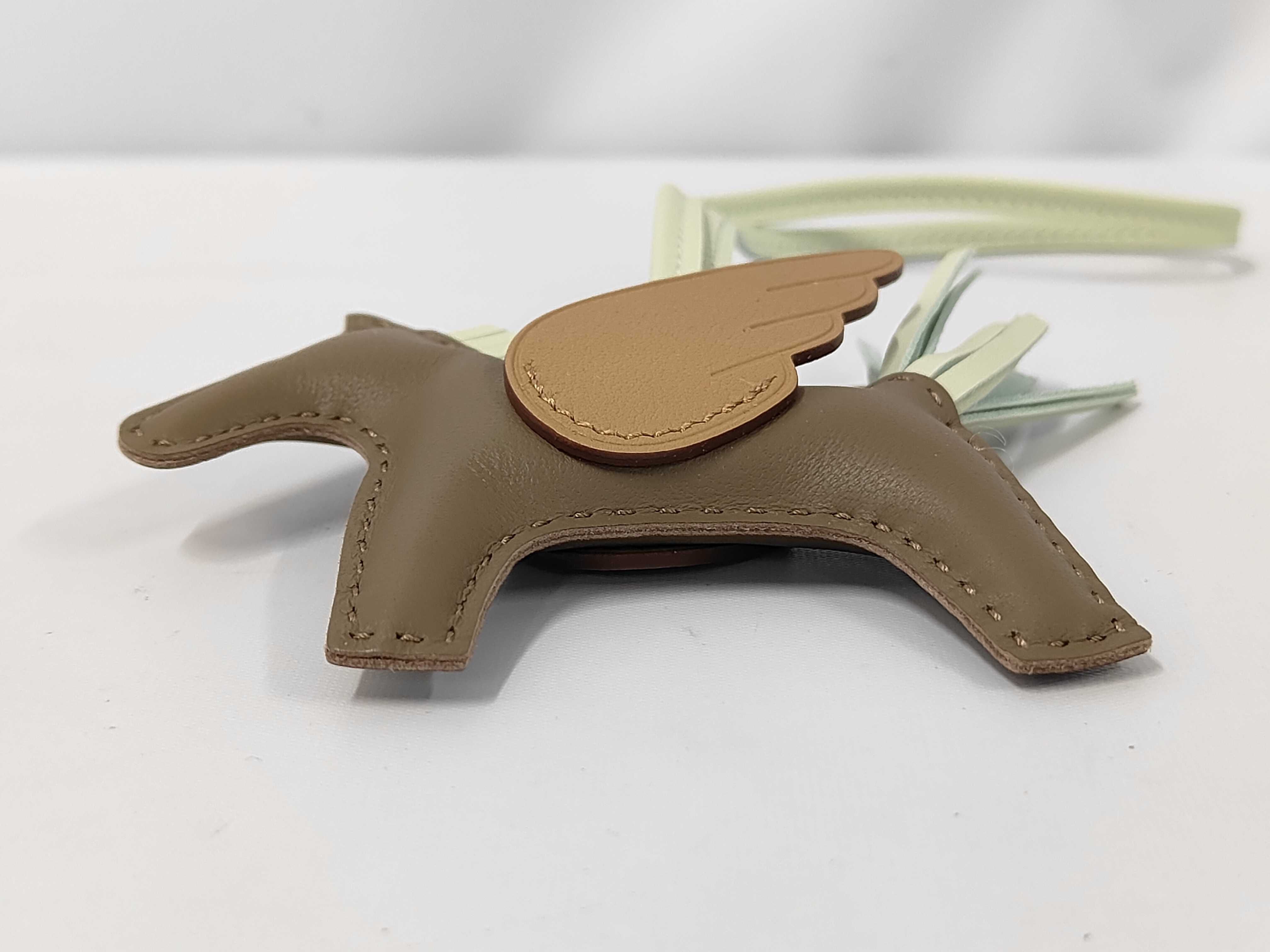 Pegasus W Charm — view 4