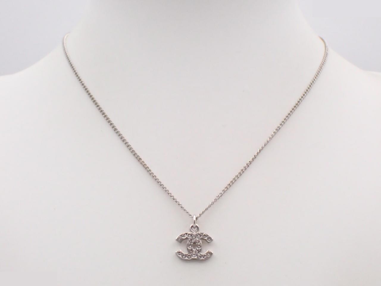Icon Series (Precious Metals) Necklace/Pendant 06V — view 3