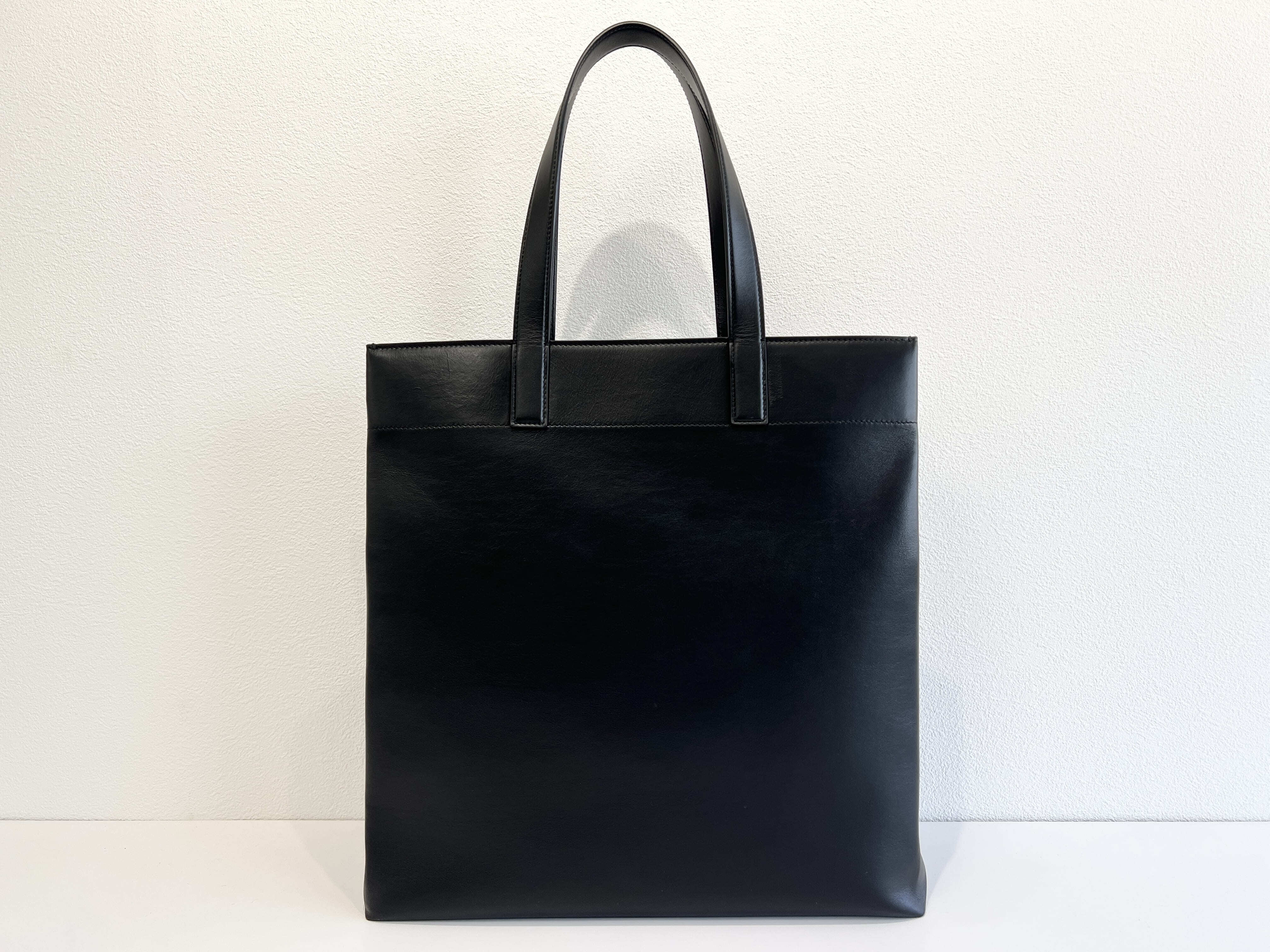 Duty Free Logo Leather Shoulder Bag Tote Bag — view 2