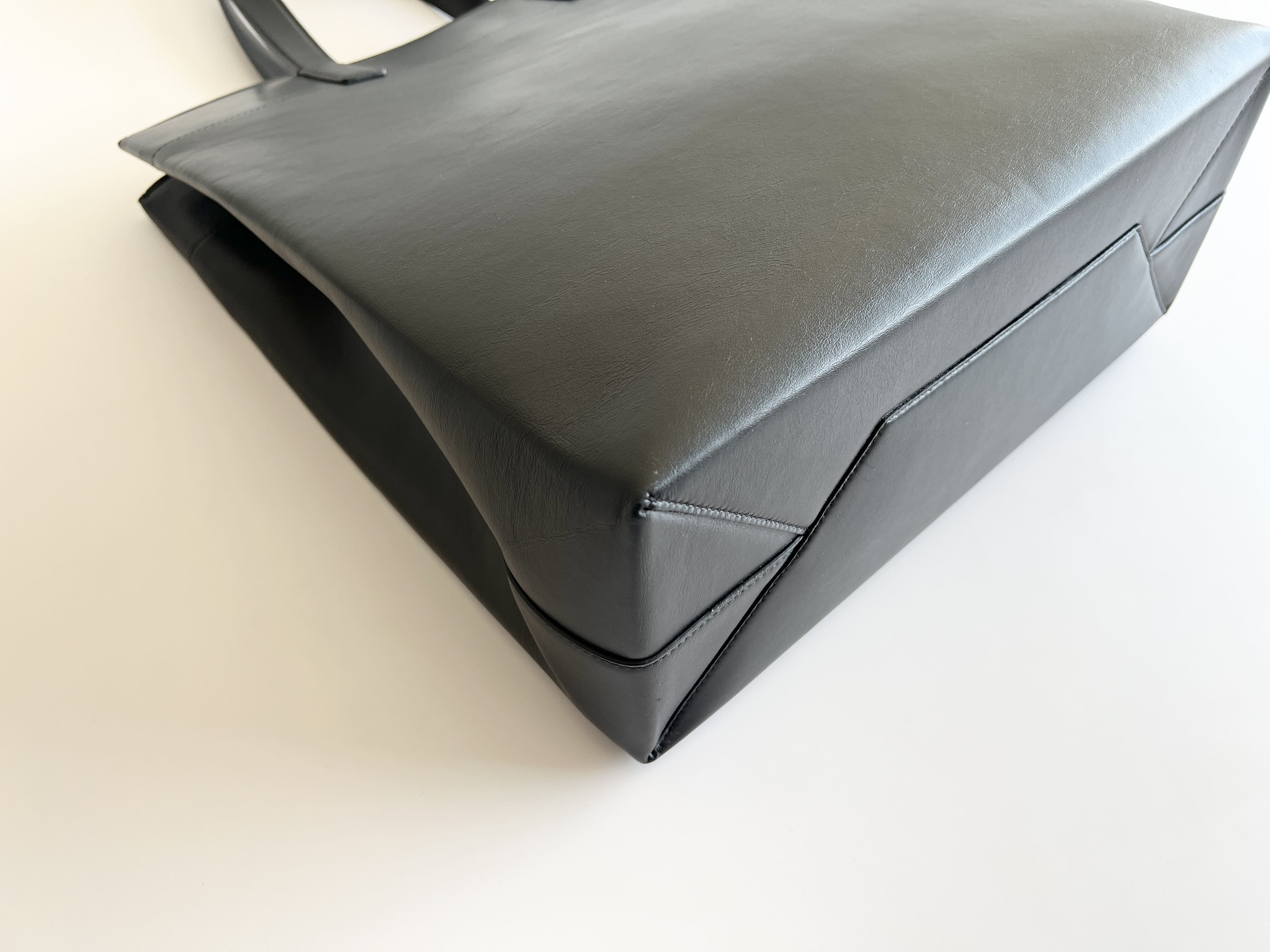 Duty Free Logo Leather Shoulder Bag Tote Bag — view 11