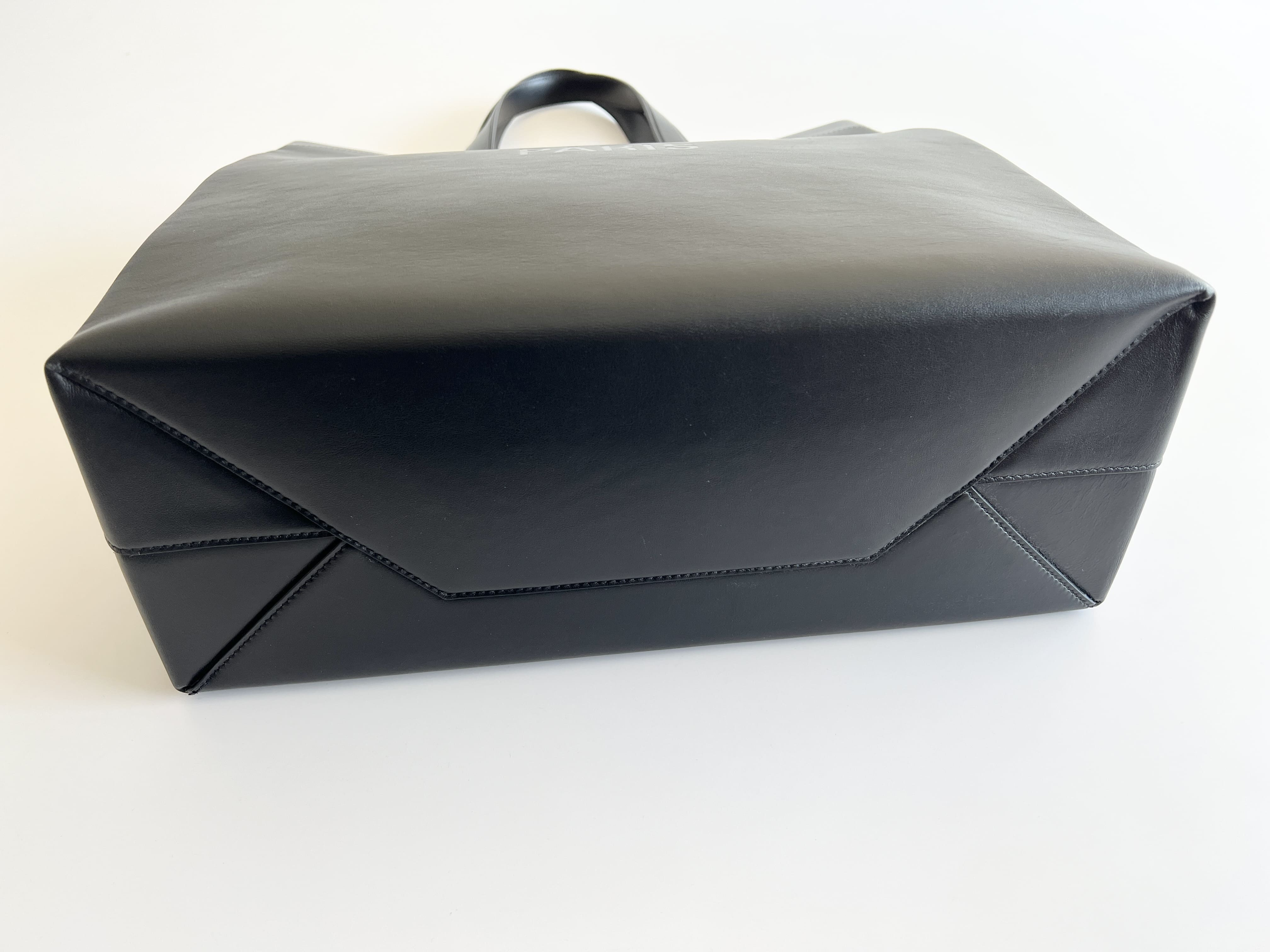 Duty Free Logo Leather Shoulder Bag Tote Bag — view 13