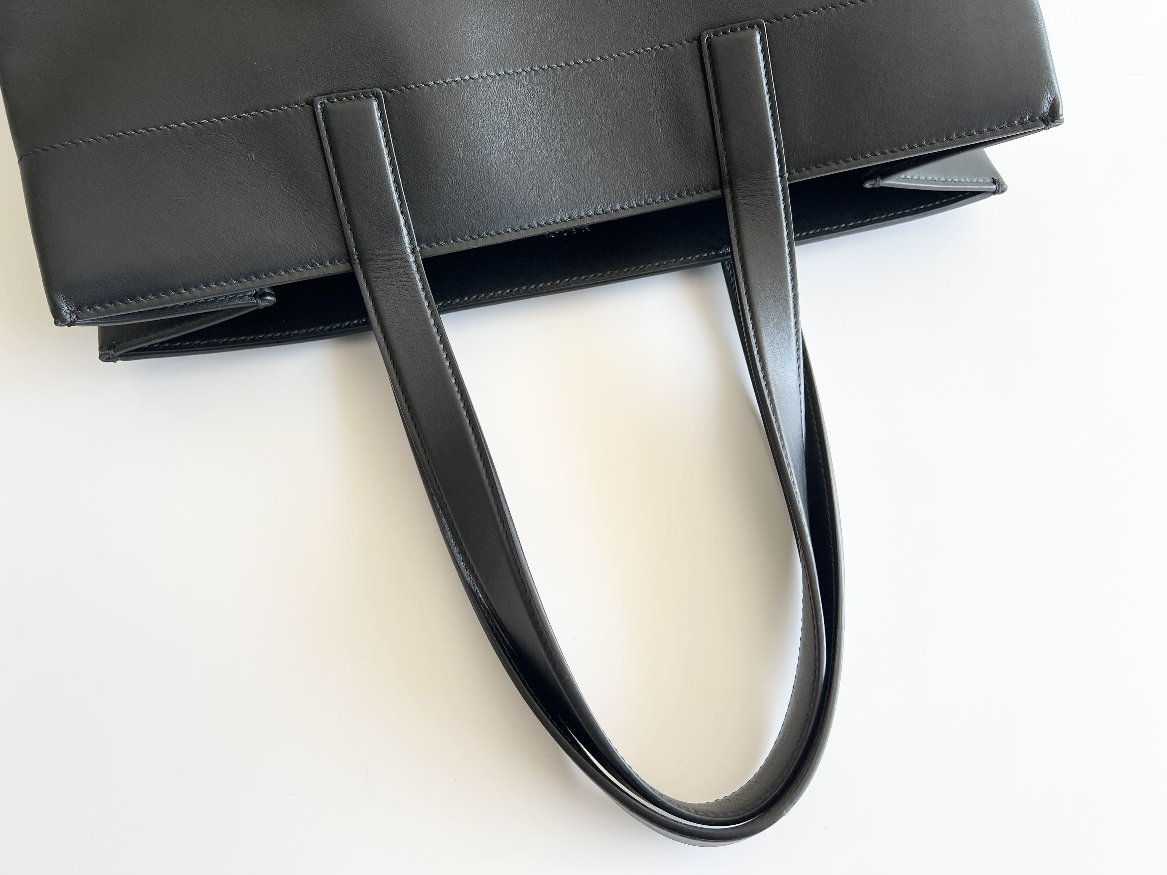 Duty Free Logo Leather Shoulder Bag Tote Bag — view 3
