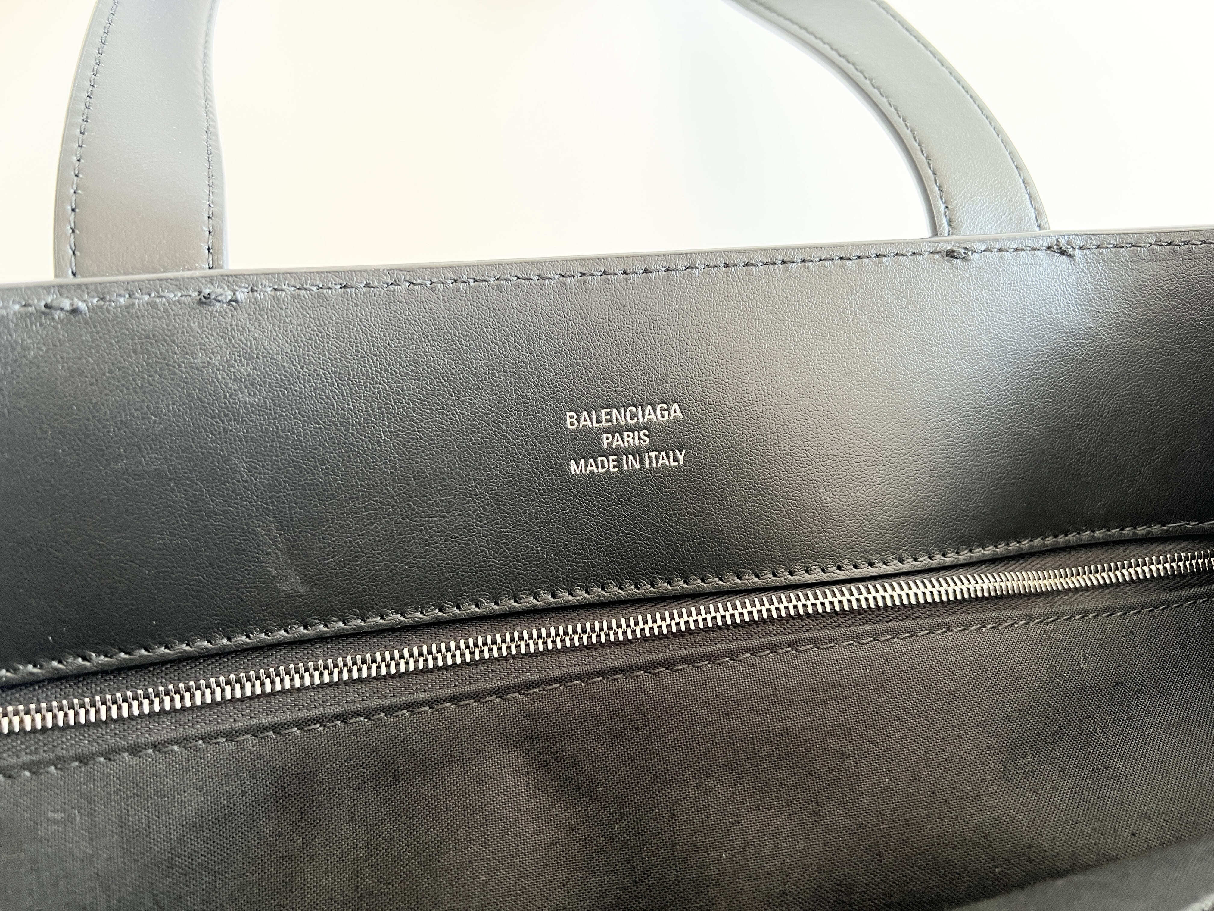 Duty Free Logo Leather Shoulder Bag Tote Bag — view 6