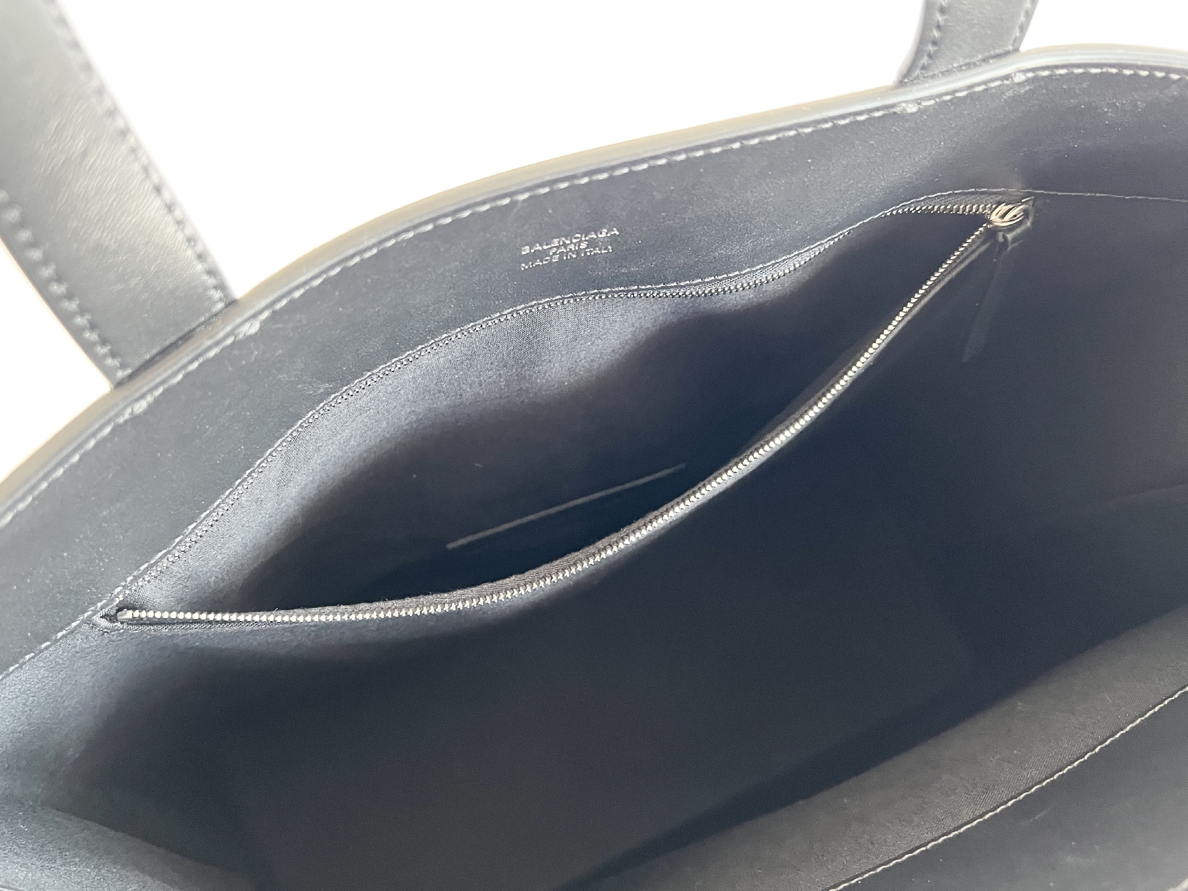 Duty Free Logo Leather Shoulder Bag Tote Bag — view 7