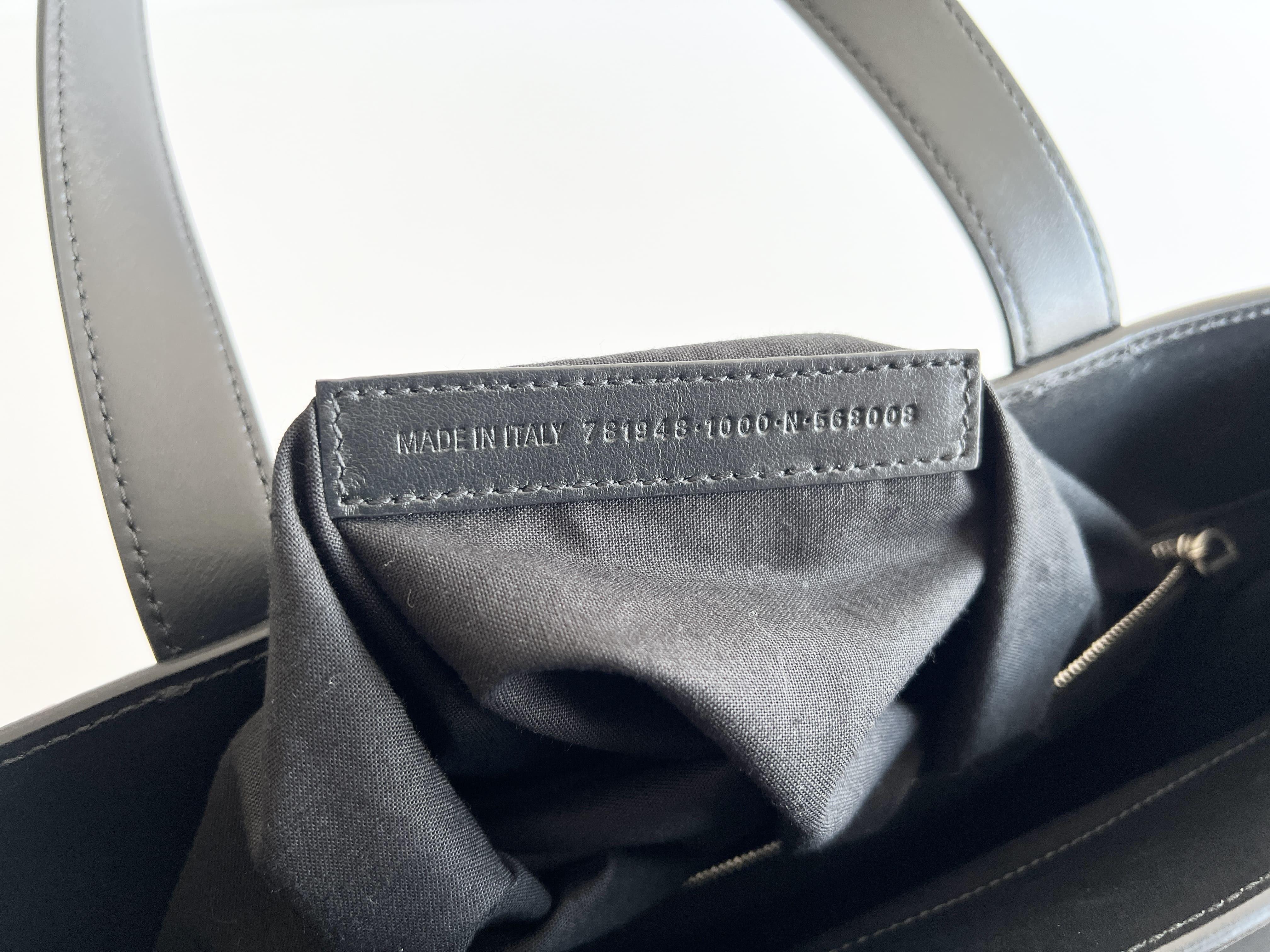 Duty Free Logo Leather Shoulder Bag Tote Bag — view 8