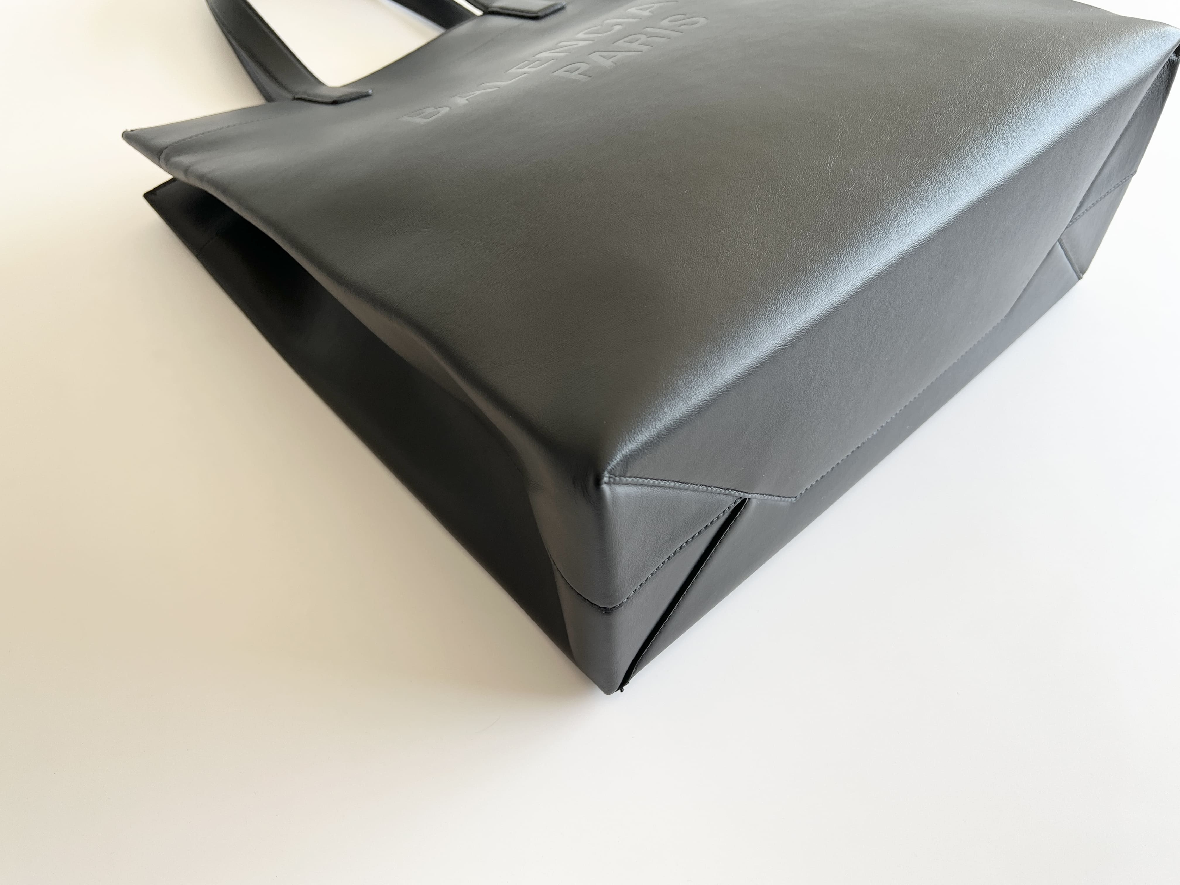 Duty Free Logo Leather Shoulder Bag Tote Bag — view 9