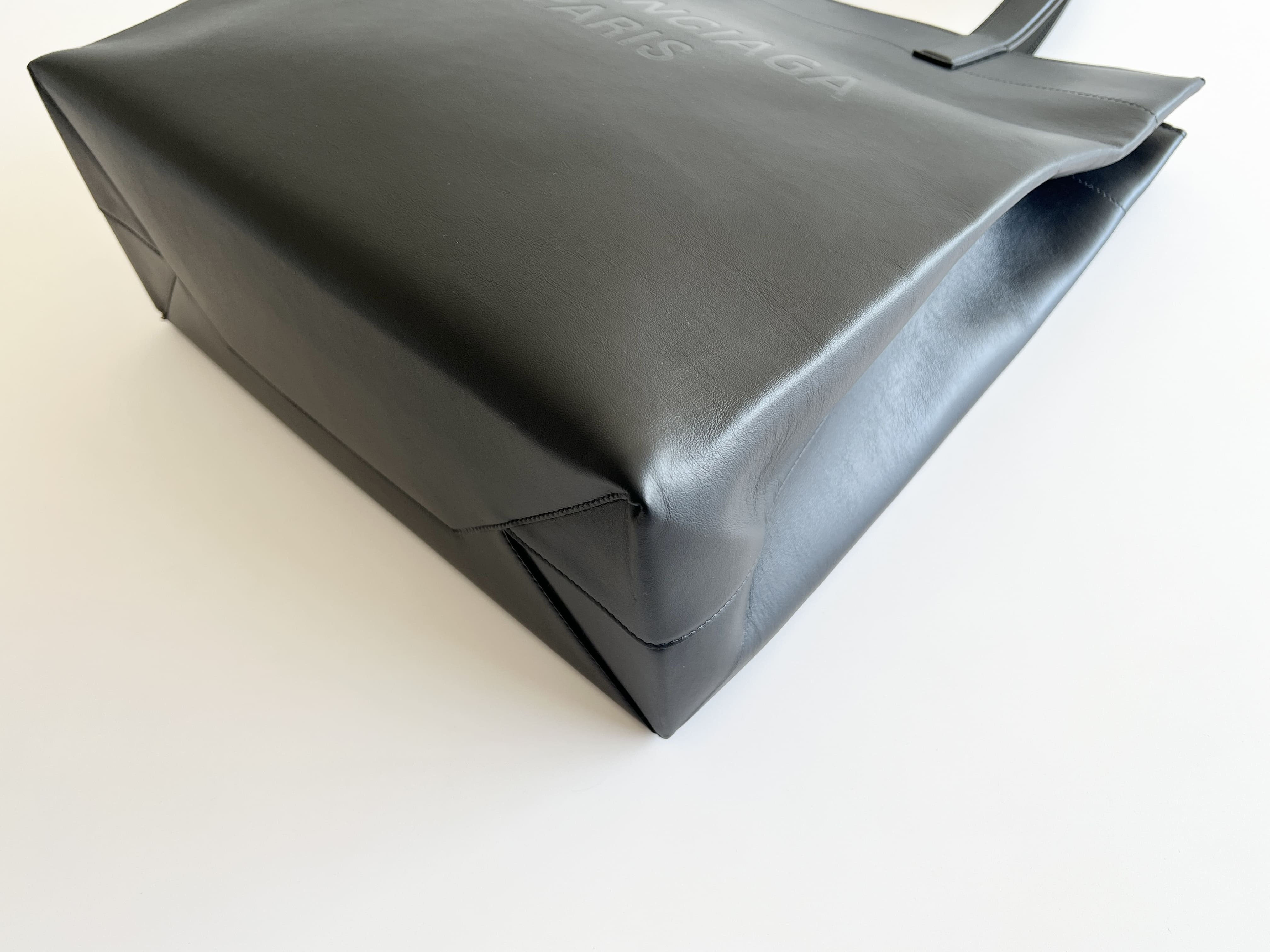 Duty Free Logo Leather Shoulder Bag Tote Bag — view 10