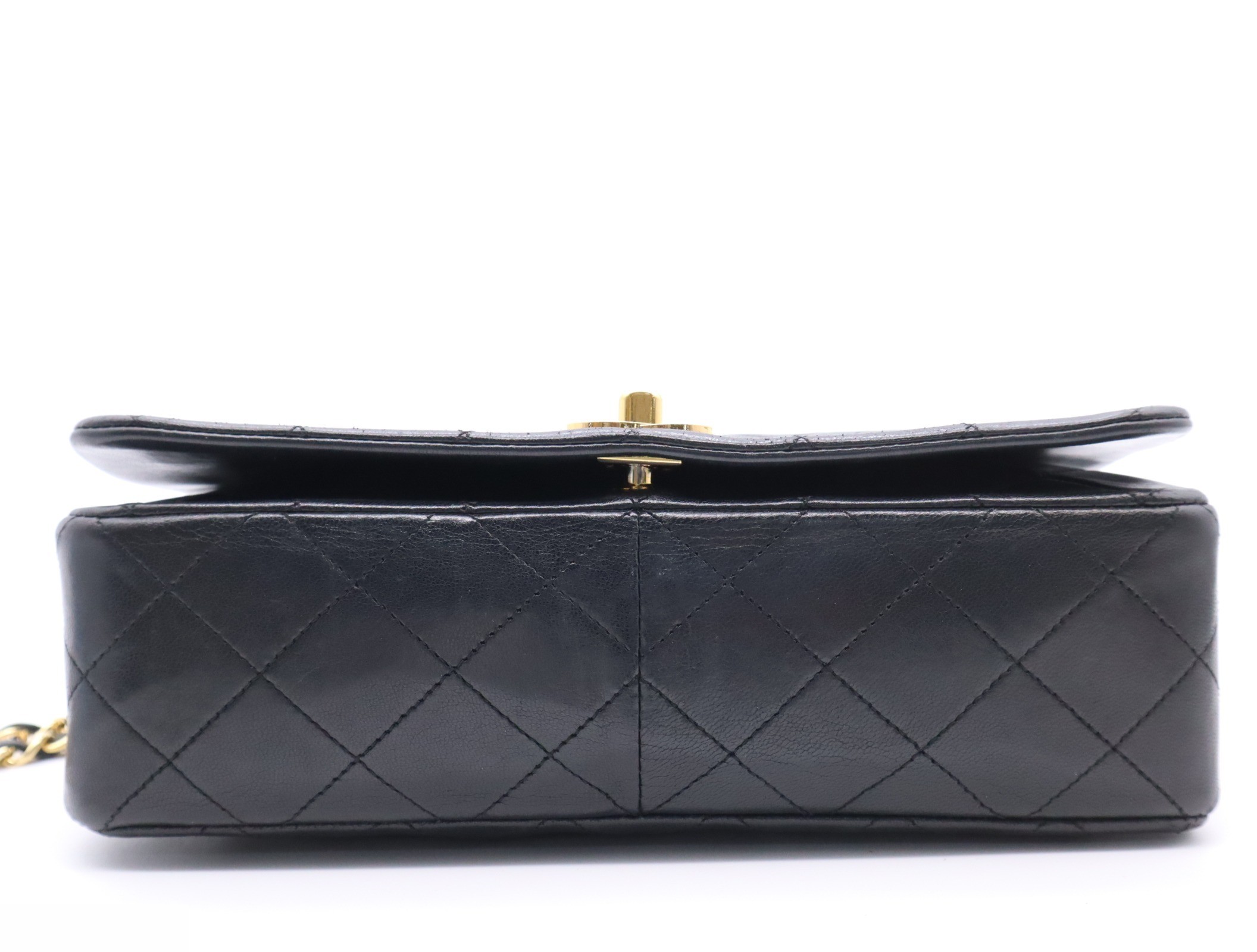 Matelassé 25 S-flap S-chain with seal, GD hardware, black — view 4