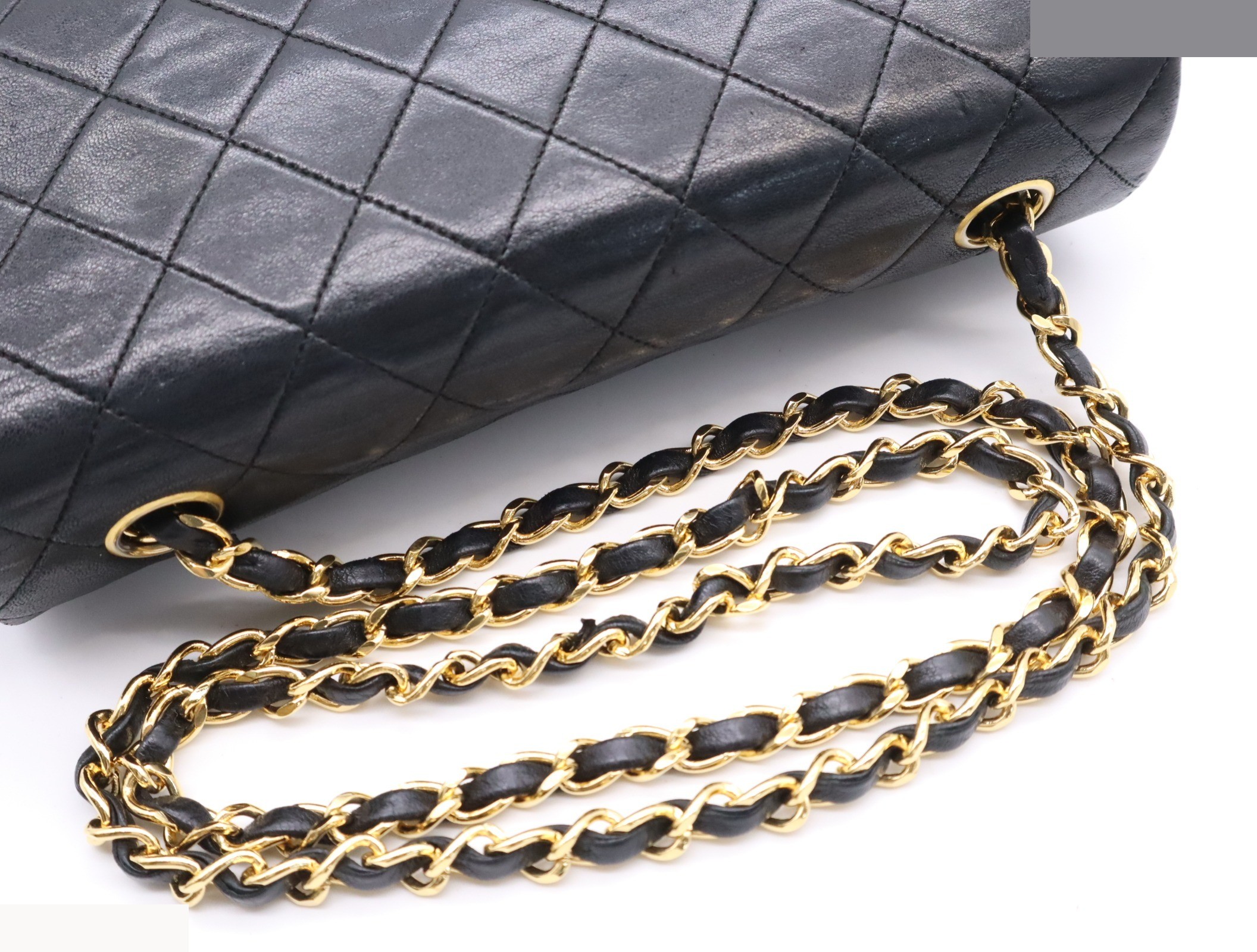 Matelassé 25 S-flap S-chain with seal, GD hardware, black — view 6
