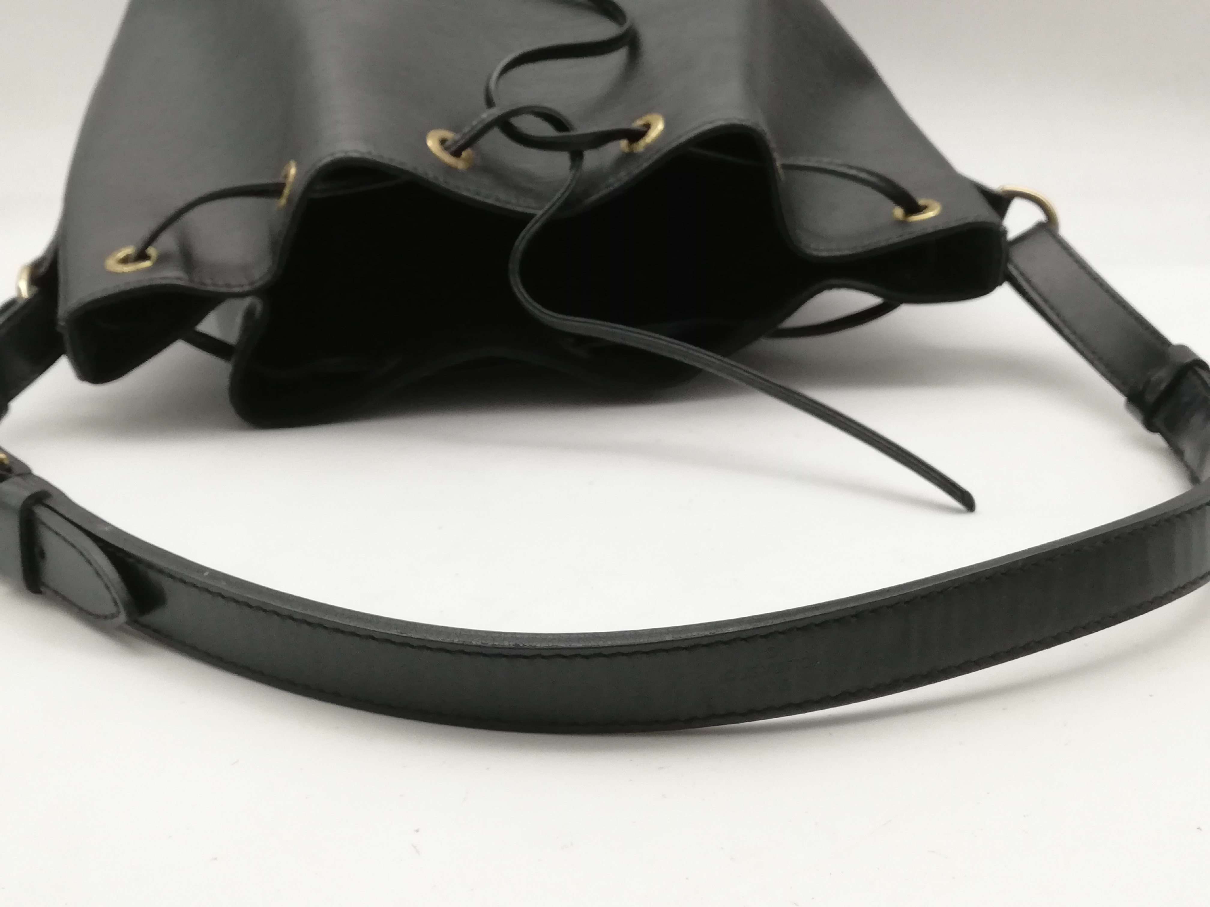 Epi Petit Noé M59012 Noir Shoulder Bag — view 8