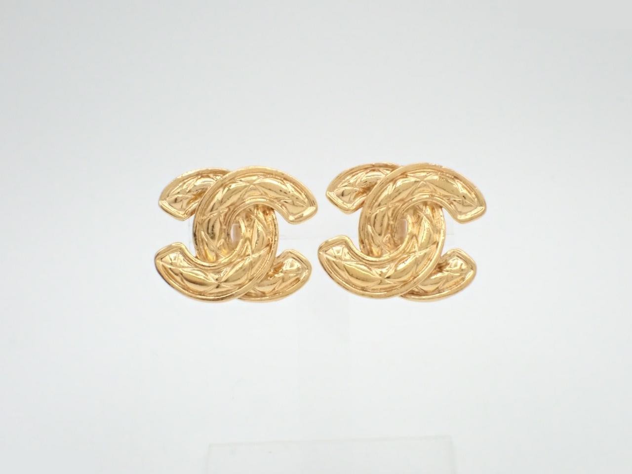 Earrings with Coco Mark design, gold.