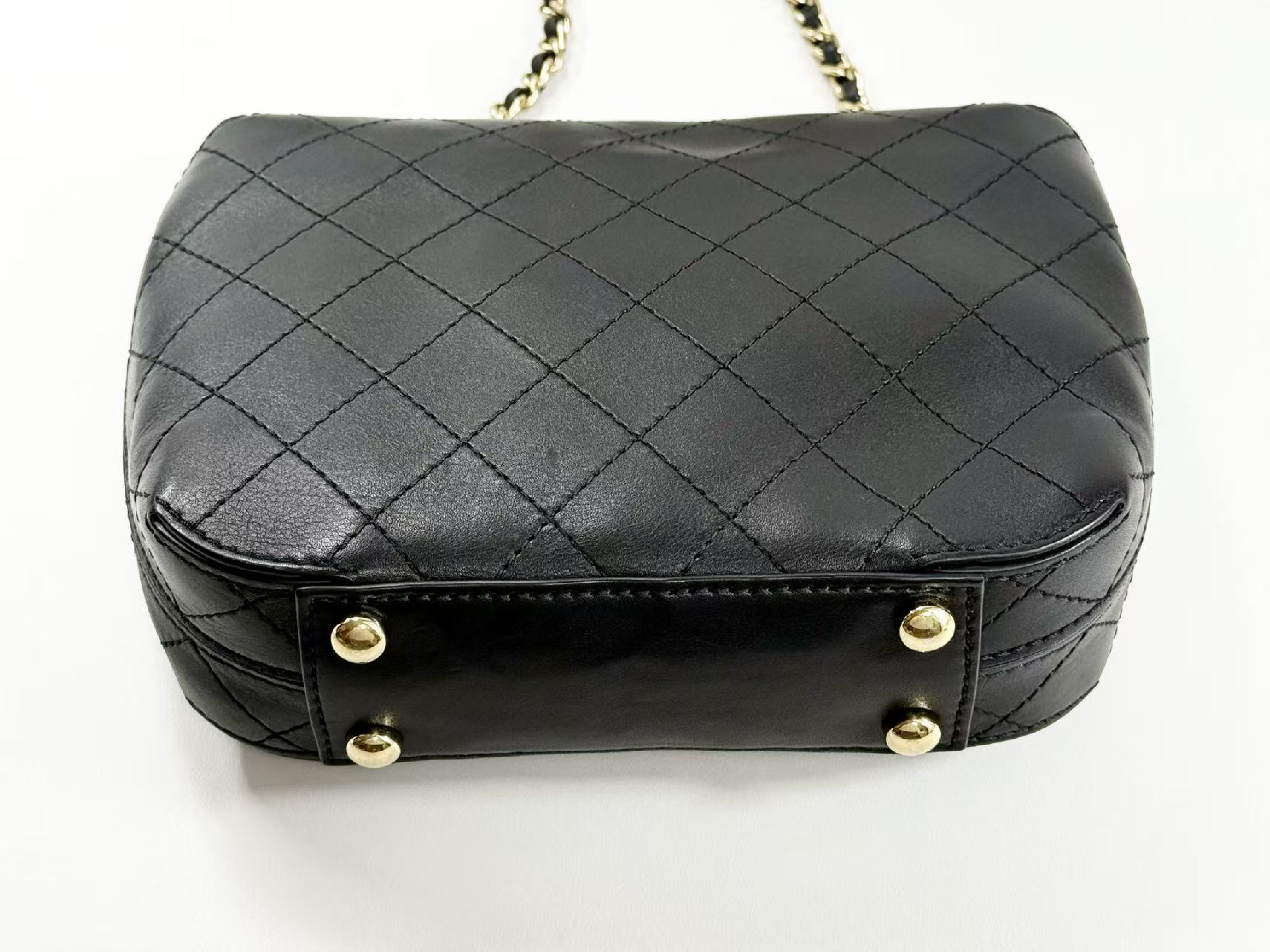 Black Matelassé Shoulder Bag, W19/H16/D4.5cm (approx.), serial number in the 27 range, with dust bag and seal, gold hardware, 27864295. — view 12
