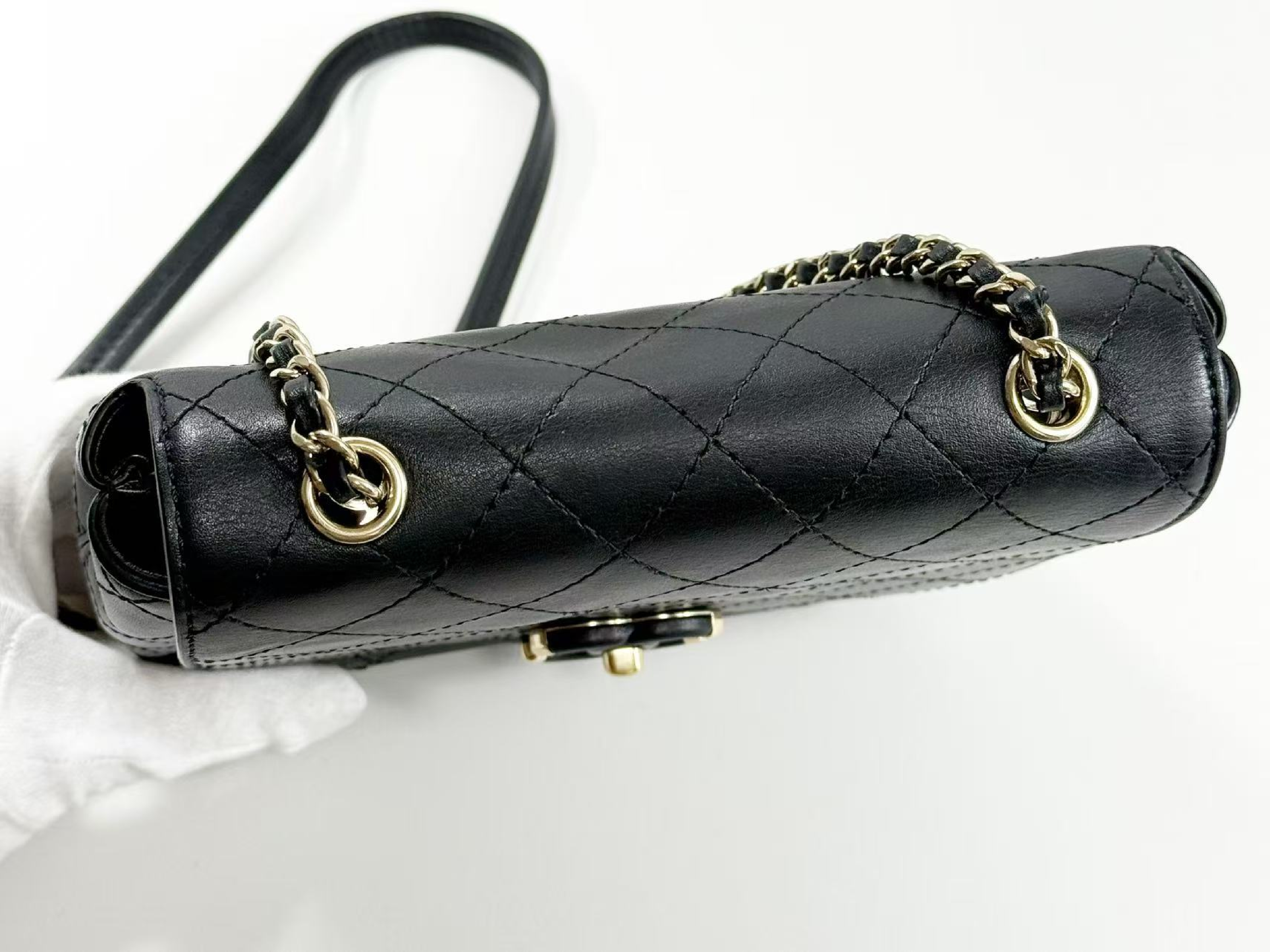 Black Matelassé Shoulder Bag, W19/H16/D4.5cm (approx.), serial number in the 27 range, with dust bag and seal, gold hardware, 27864295. — view 7