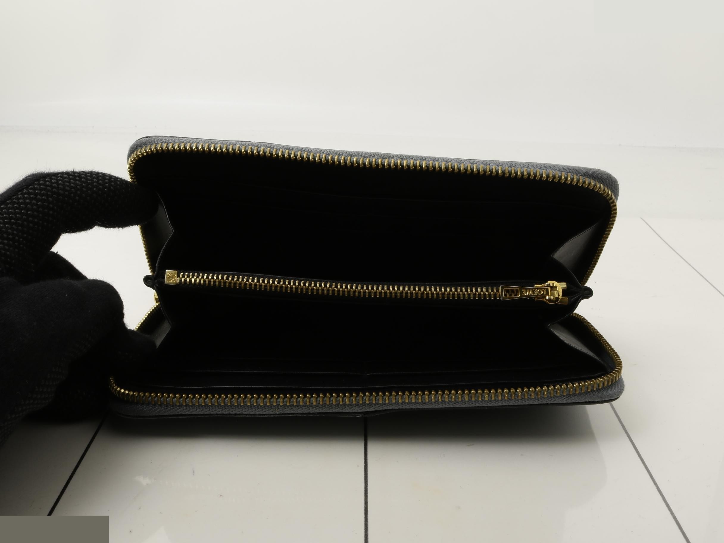 Other lines: Bags and Wallets — view 4