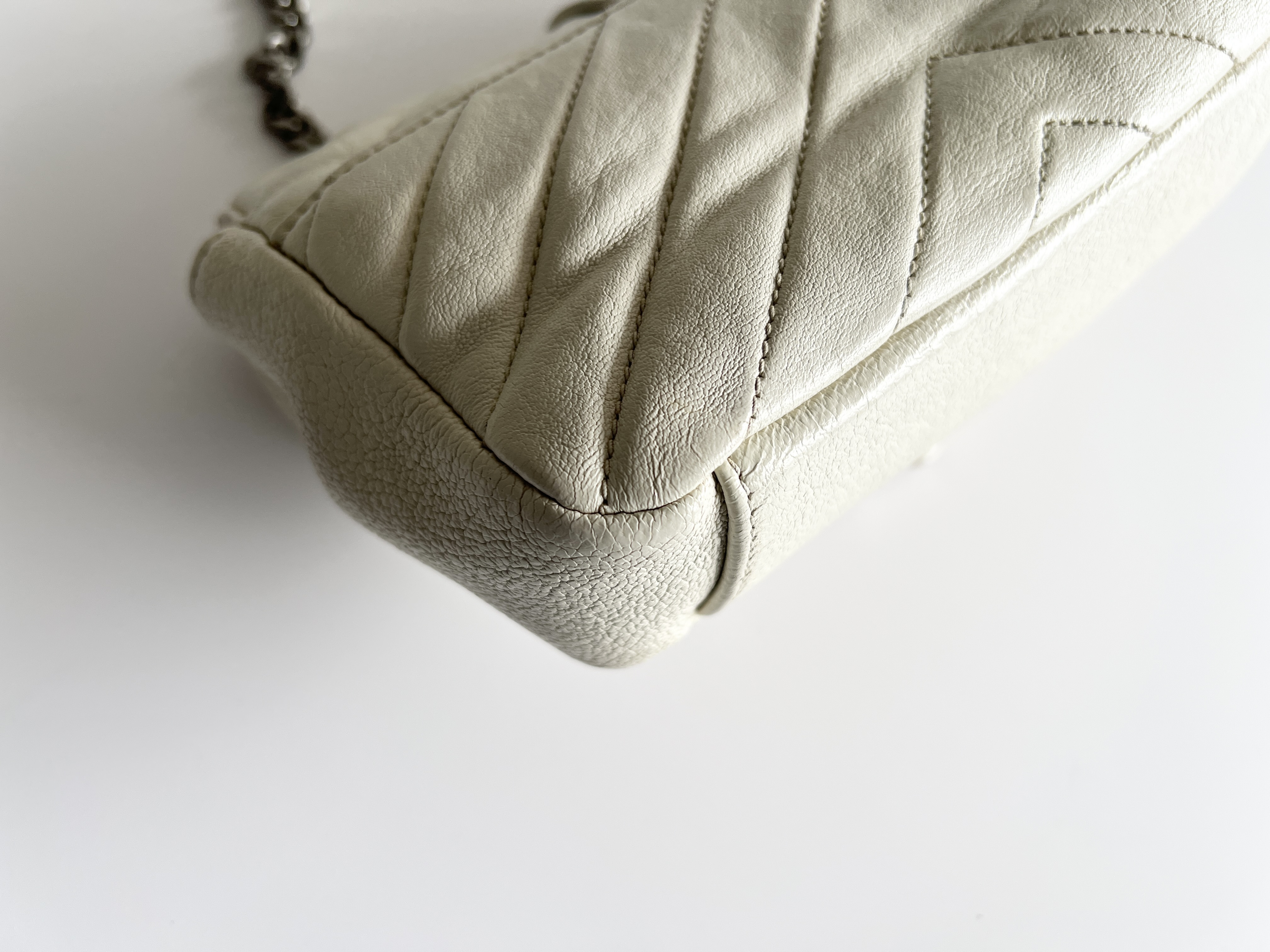 Chevron V-stitch quilted leather chain shoulder bag — view 13