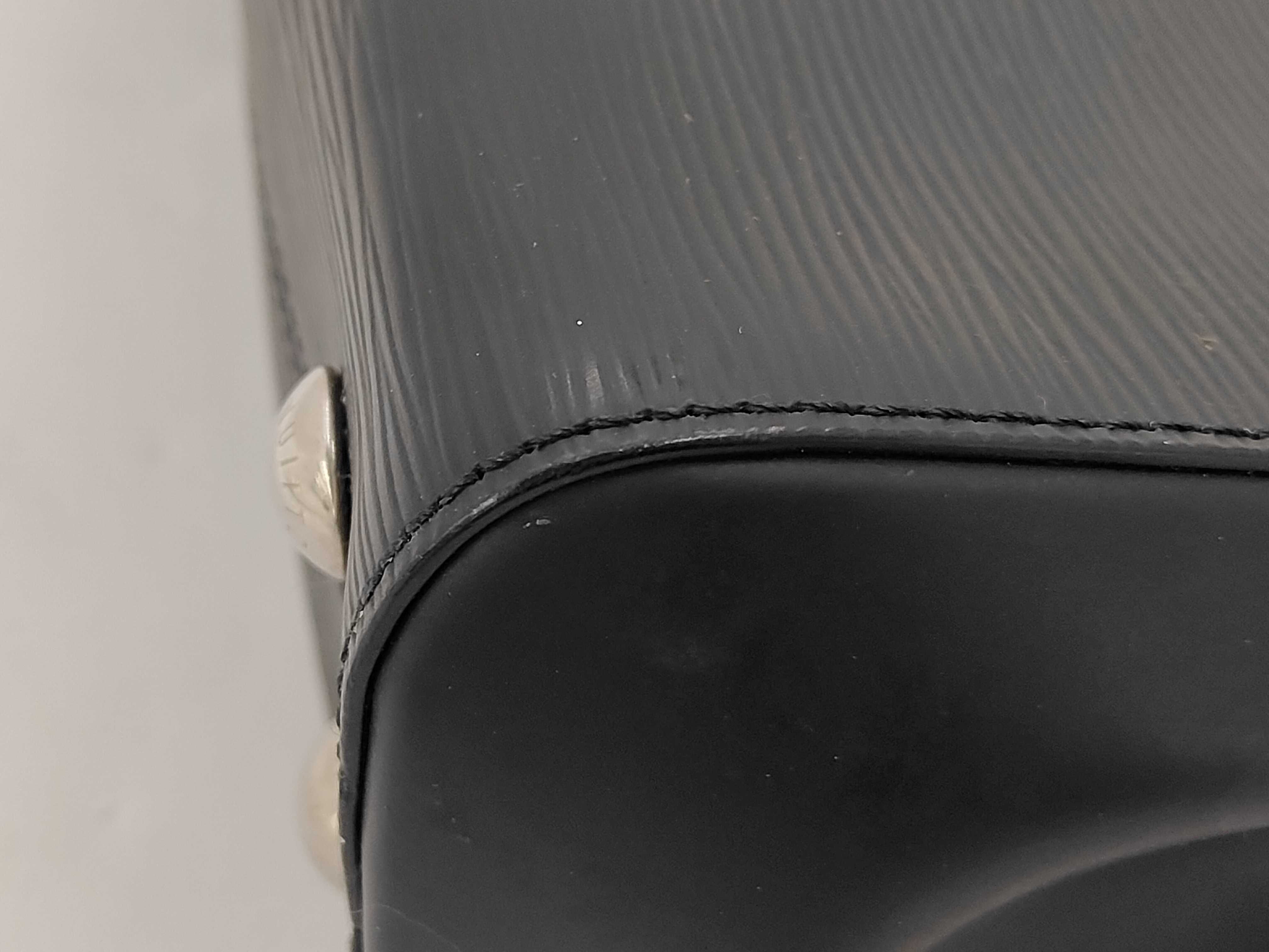 Epi Louis Vuitton Cluny MM Epi Noir M41302 Handbag — view 3