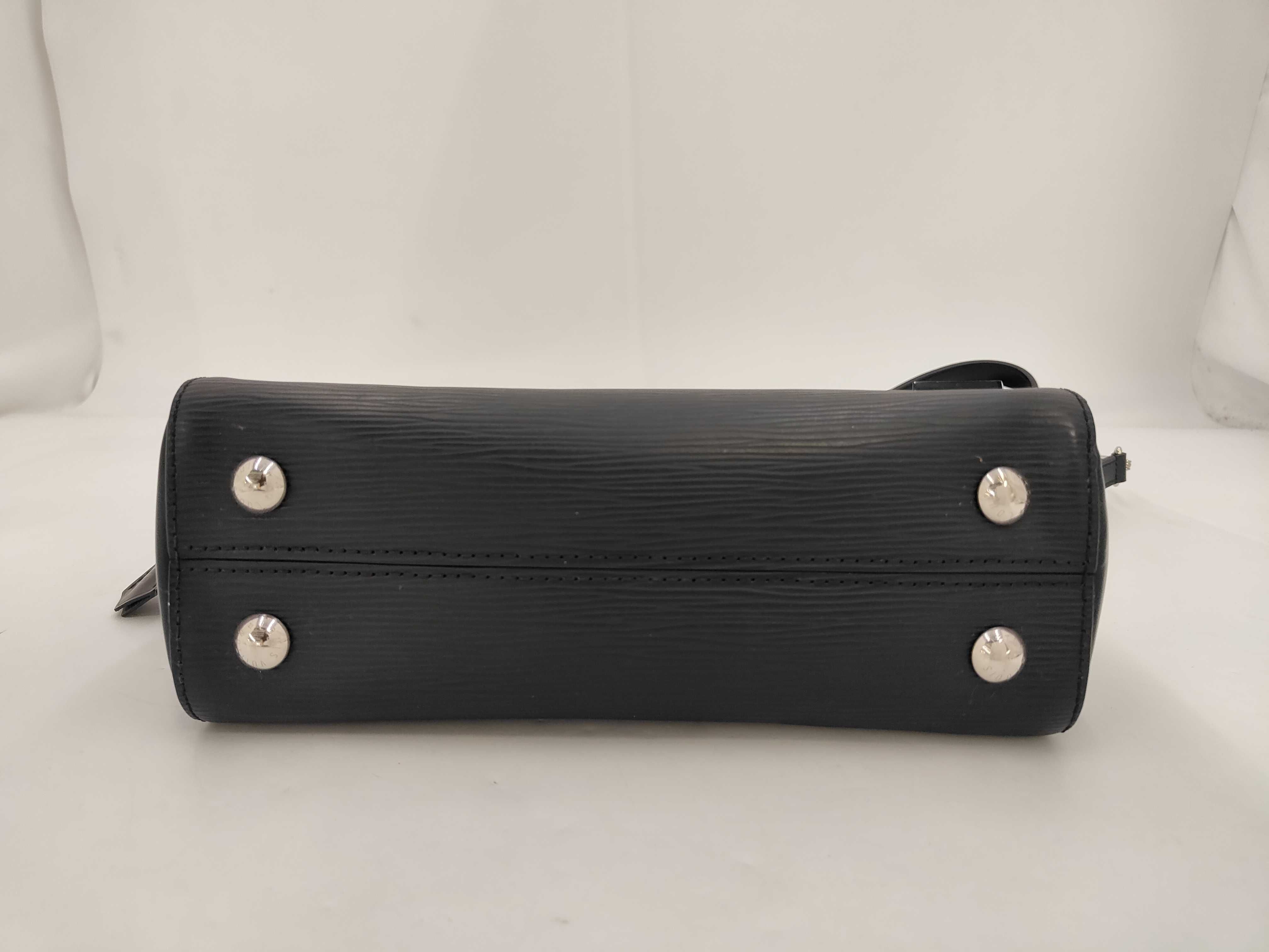Epi Louis Vuitton Cluny MM Epi Noir M41302 Handbag — view 4