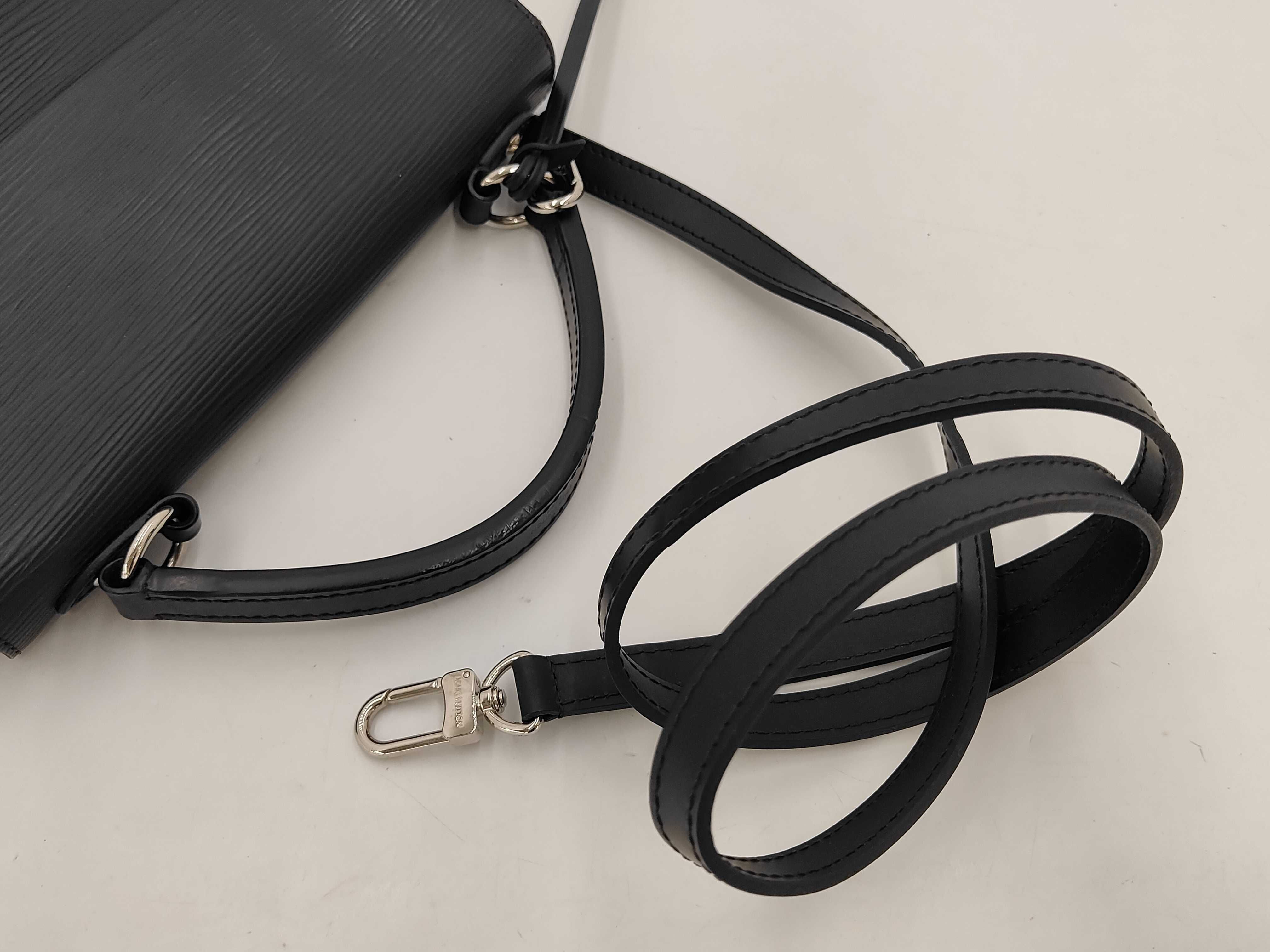 Epi Louis Vuitton Cluny MM Epi Noir M41302 Handbag — view 5