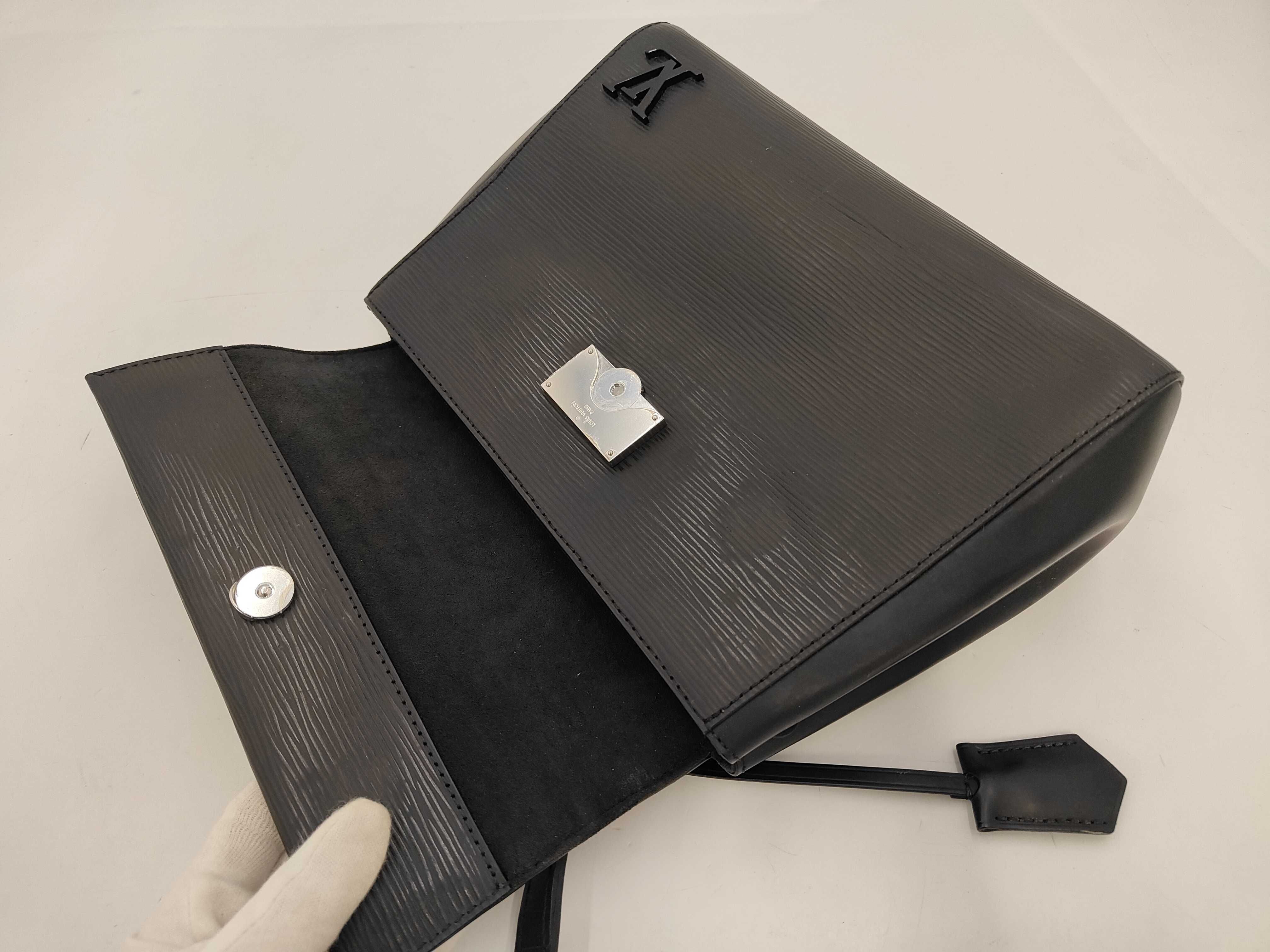 Epi Louis Vuitton Cluny MM Epi Noir M41302 Handbag — view 8