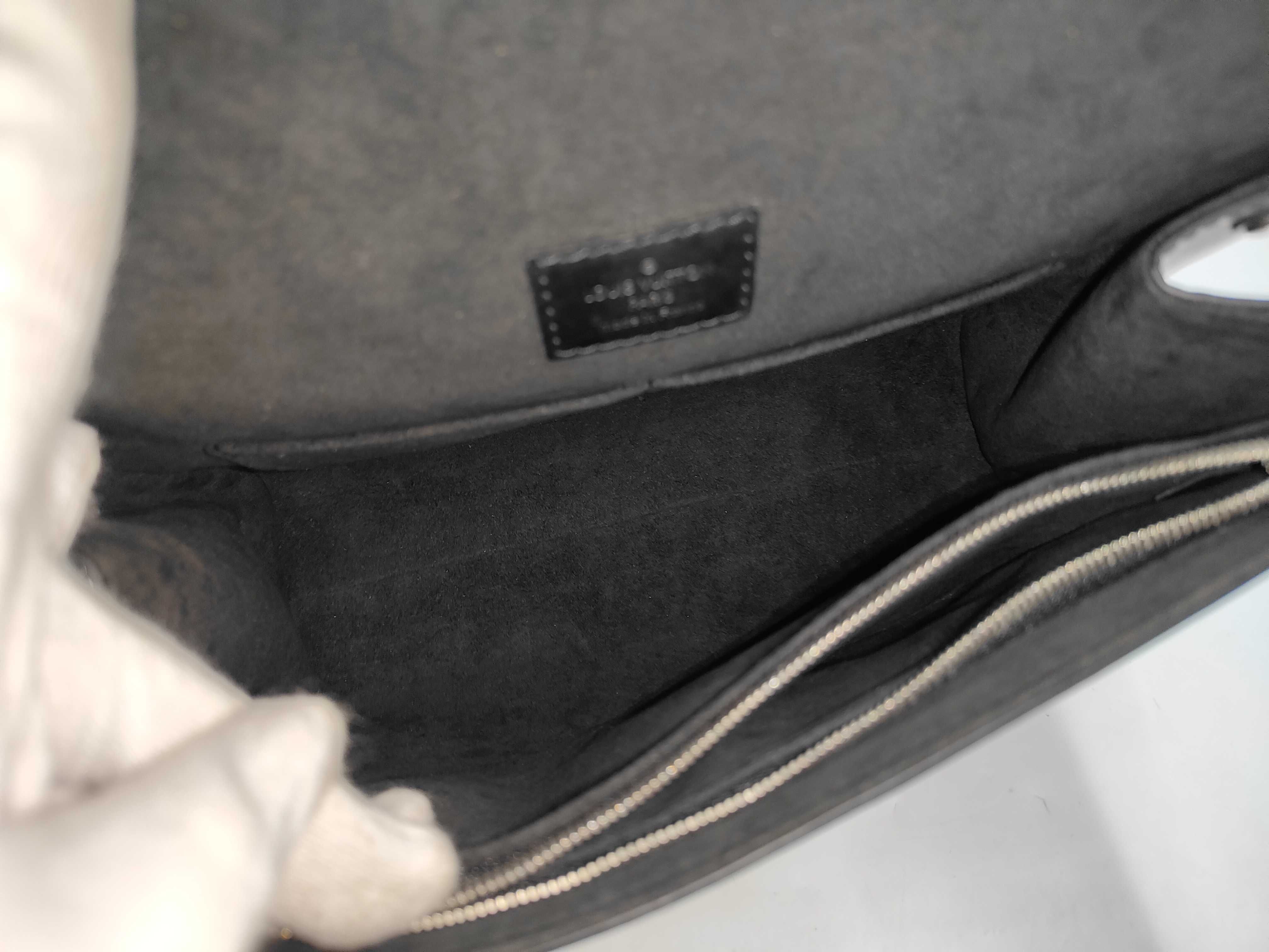 Epi Louis Vuitton Cluny MM Epi Noir M41302 Handbag — view 9