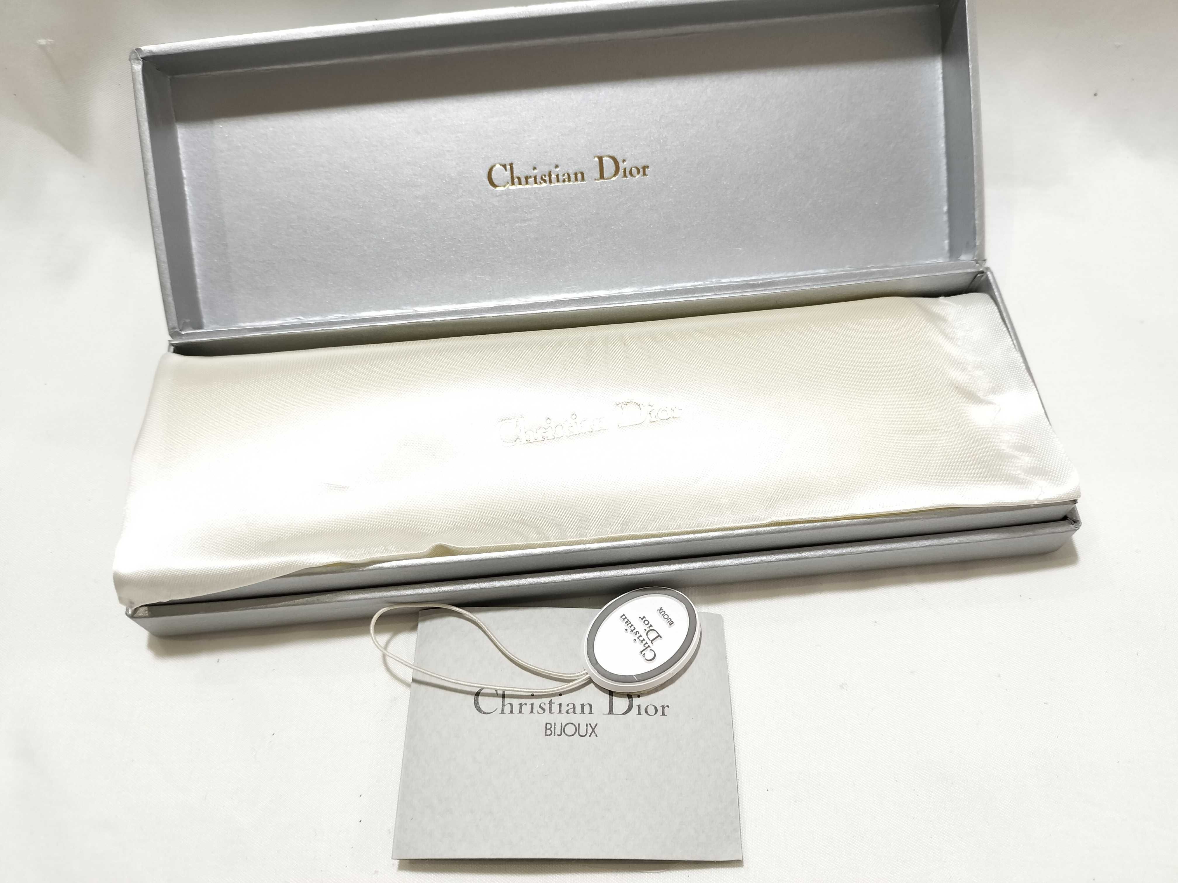 necklace, gold, logo, circle, and other accessories. — view 11
