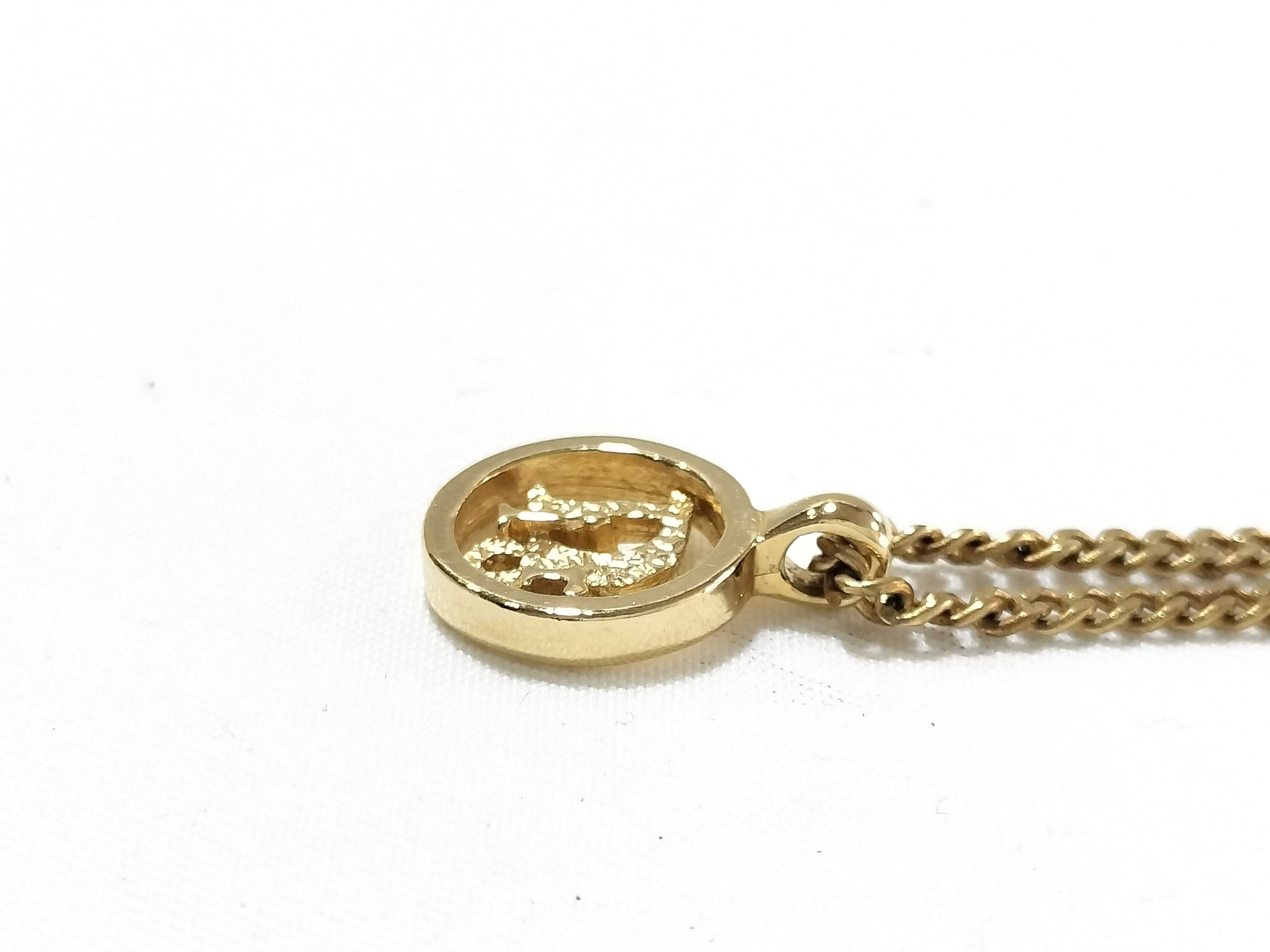 necklace, gold, logo, circle, and other accessories. — view 3