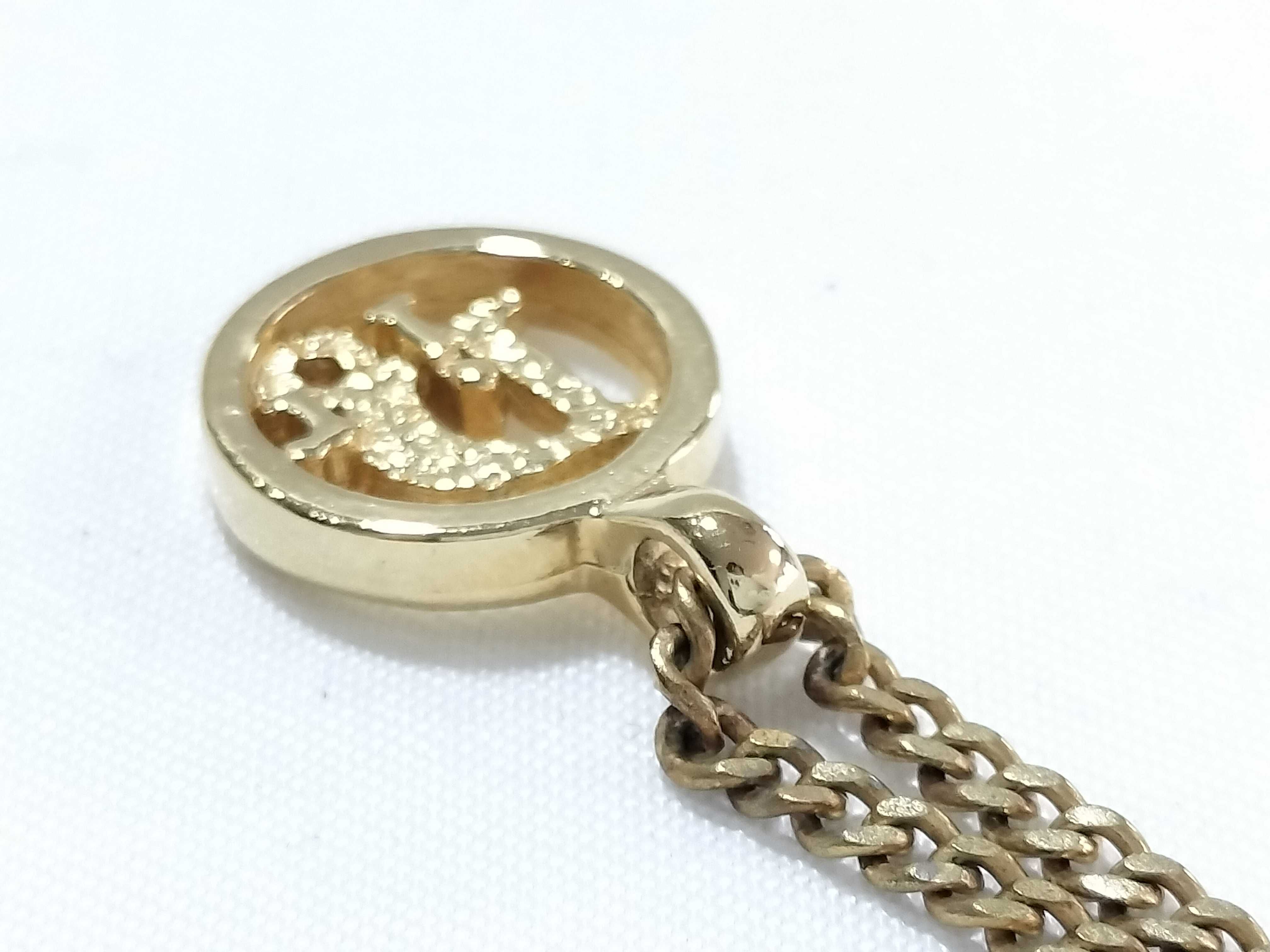 necklace, gold, logo, circle, and other accessories. — view 7