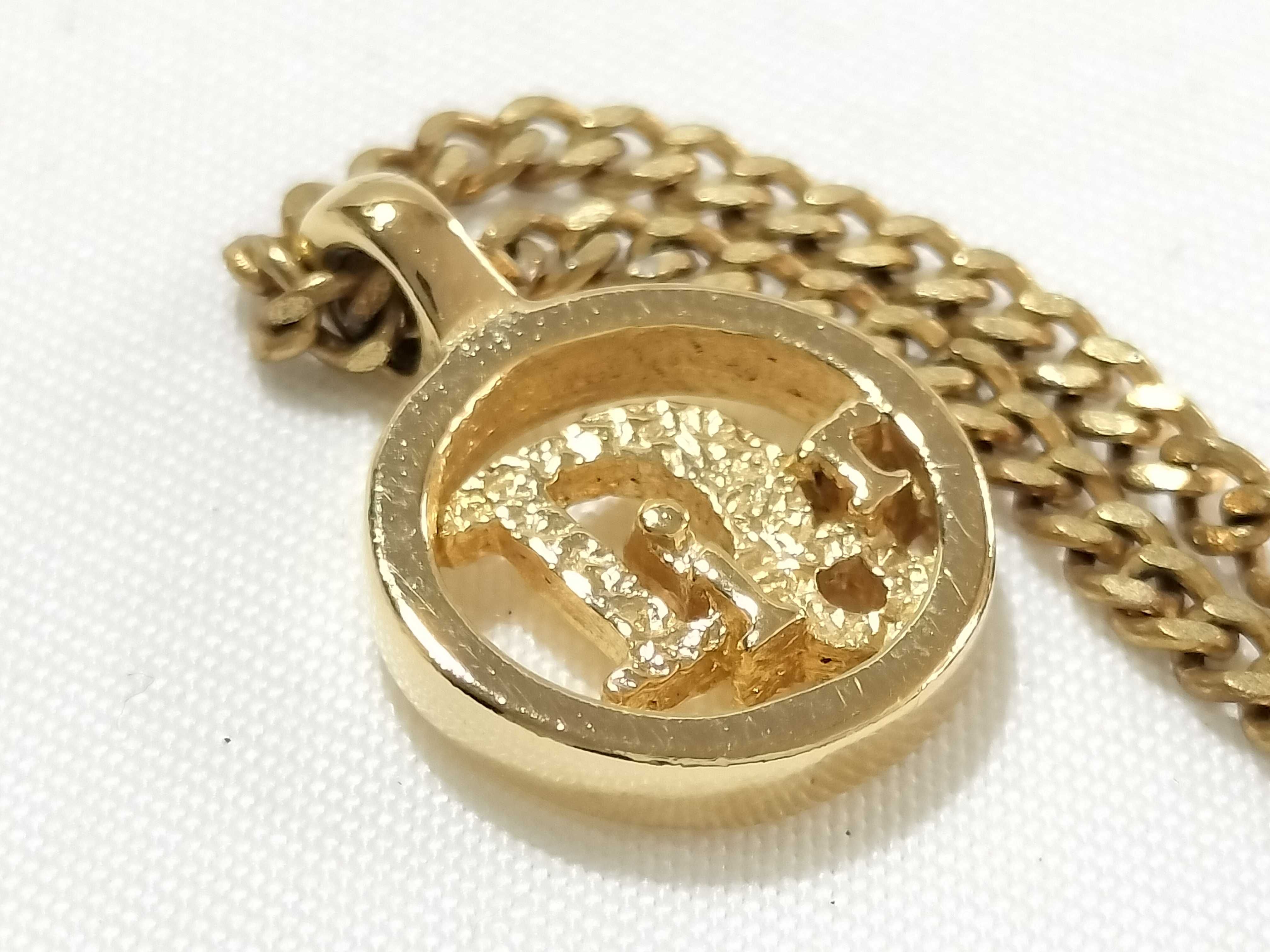 necklace, gold, logo, circle, and other accessories. — view 8
