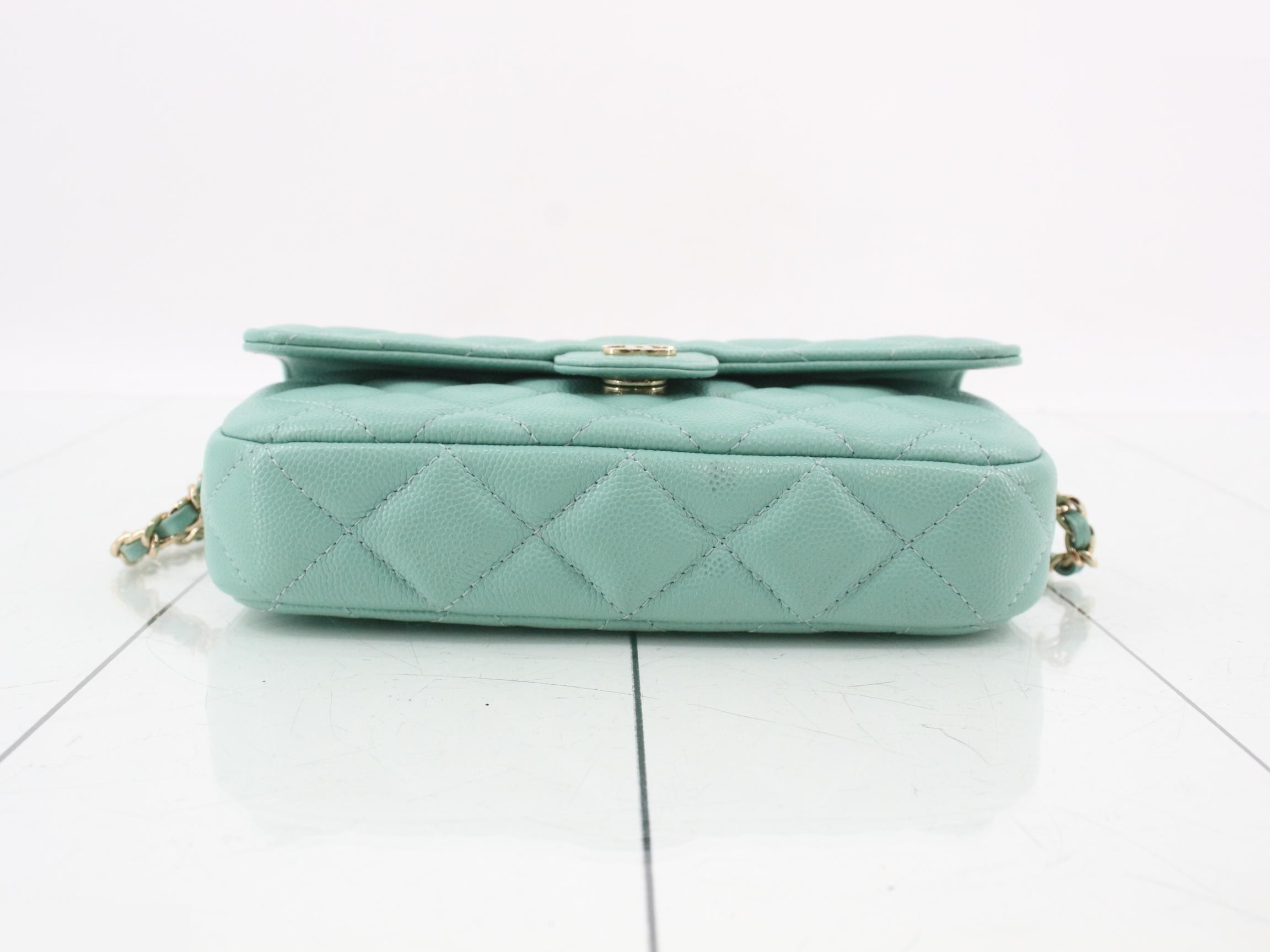Matelassé caviar leather chain shoulder bag, gold hardware, serial number 31 series. — view 3