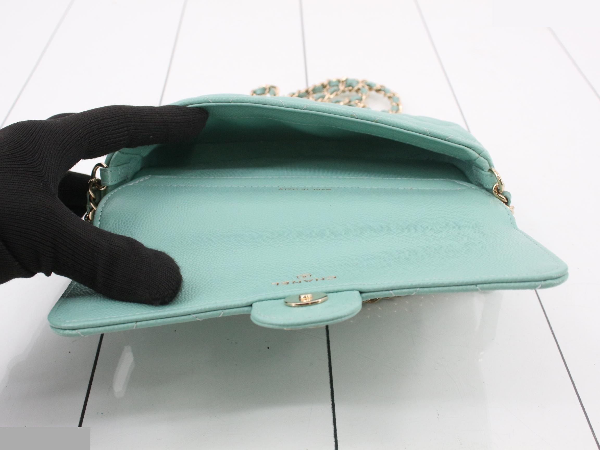 Matelassé caviar leather chain shoulder bag, gold hardware, serial number 31 series. — view 4