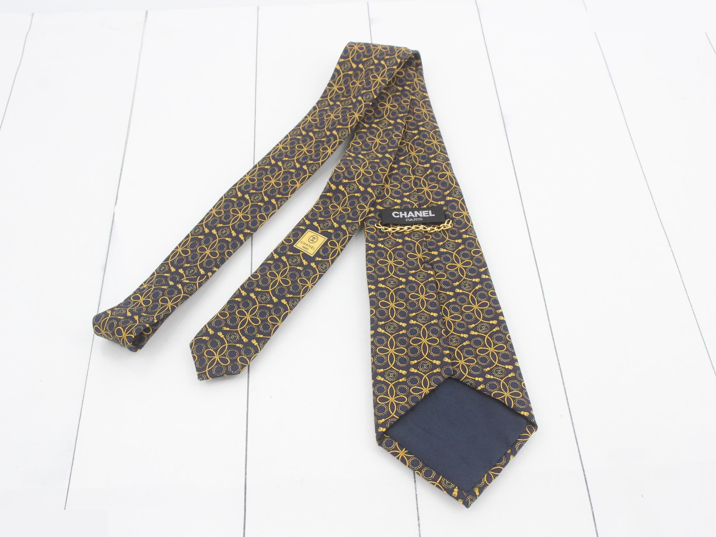 tie — view 2