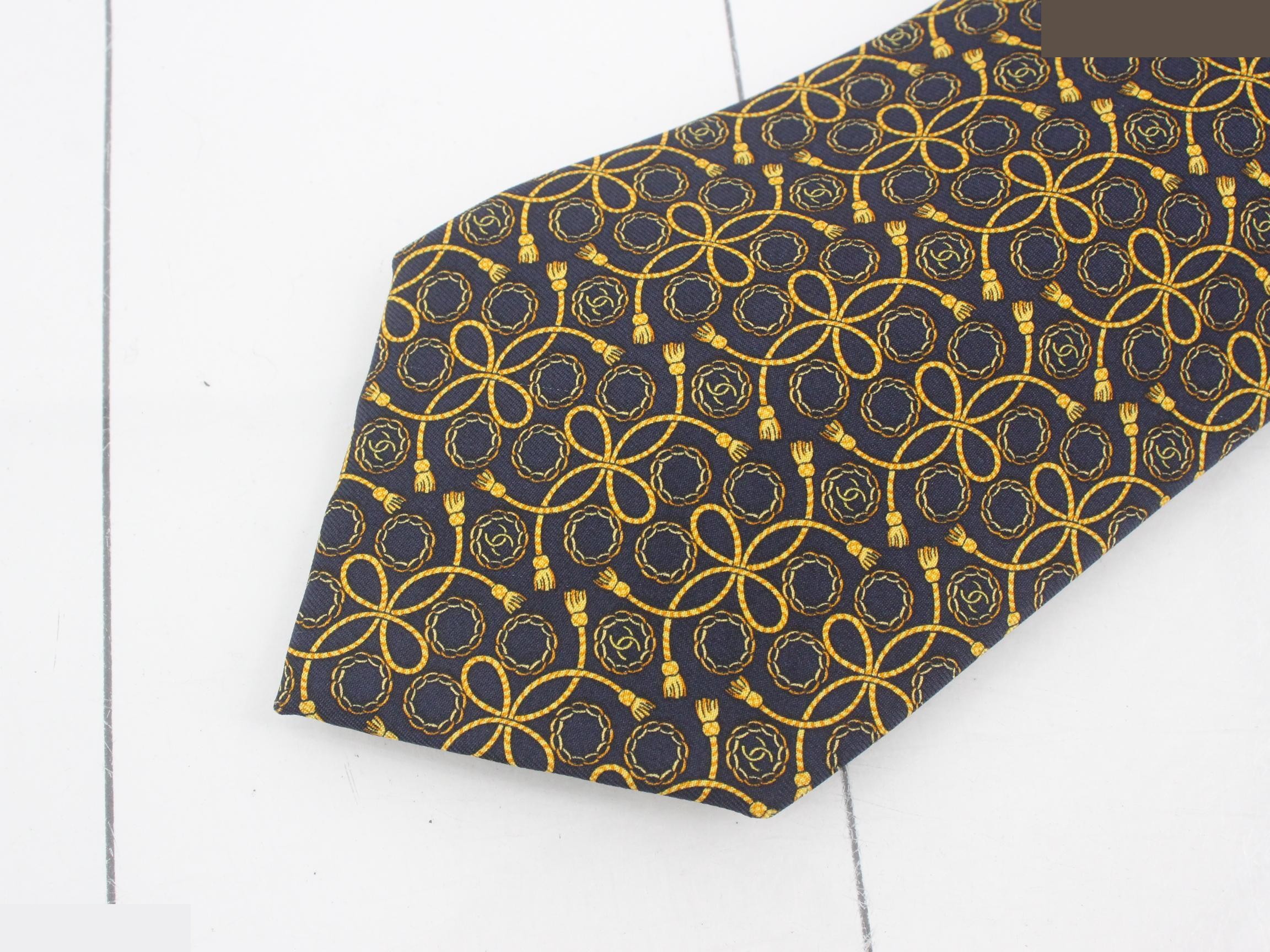 tie — view 3