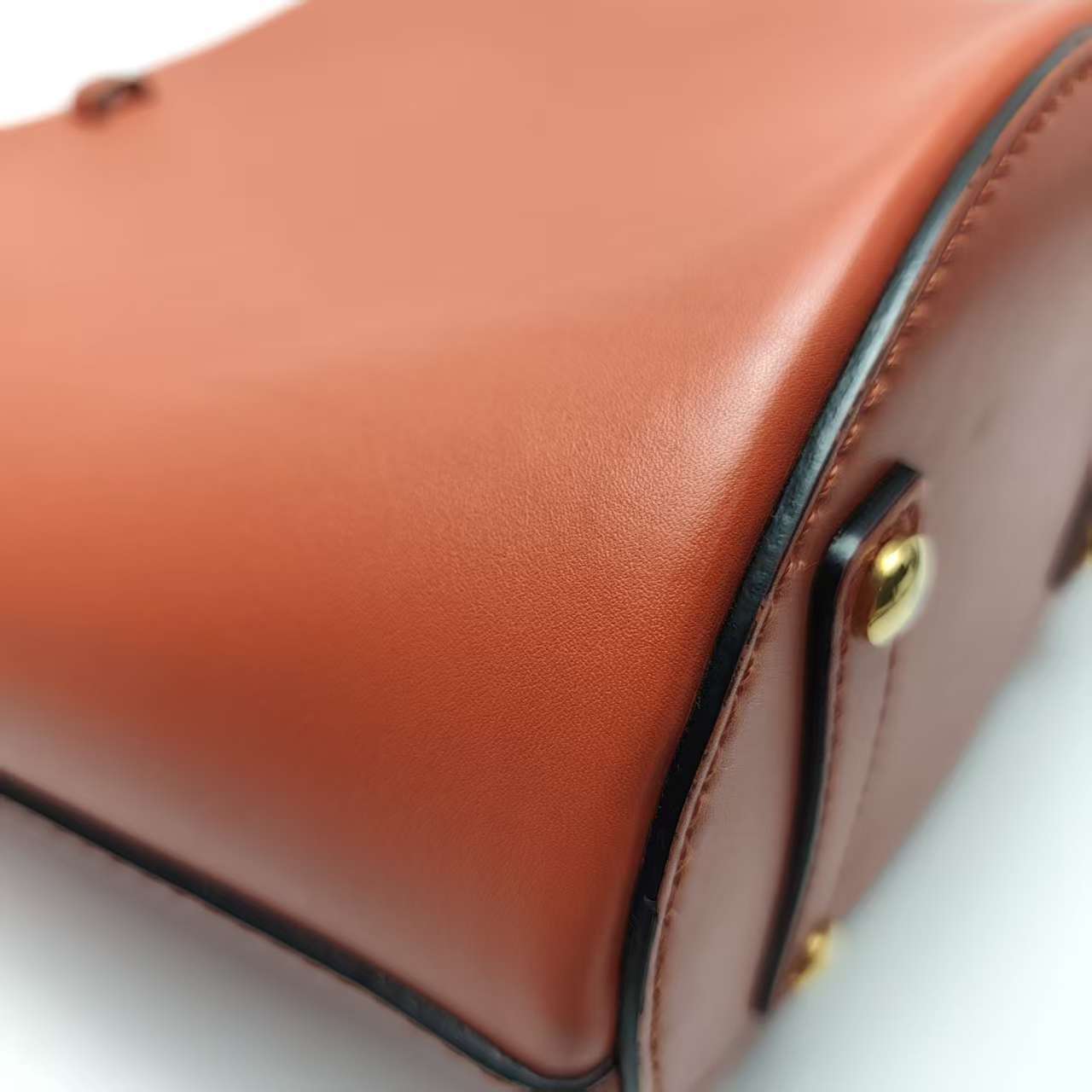 【*Shipped from: China*】BURBERRY Bucket Leather Shoulder Bag — view 6