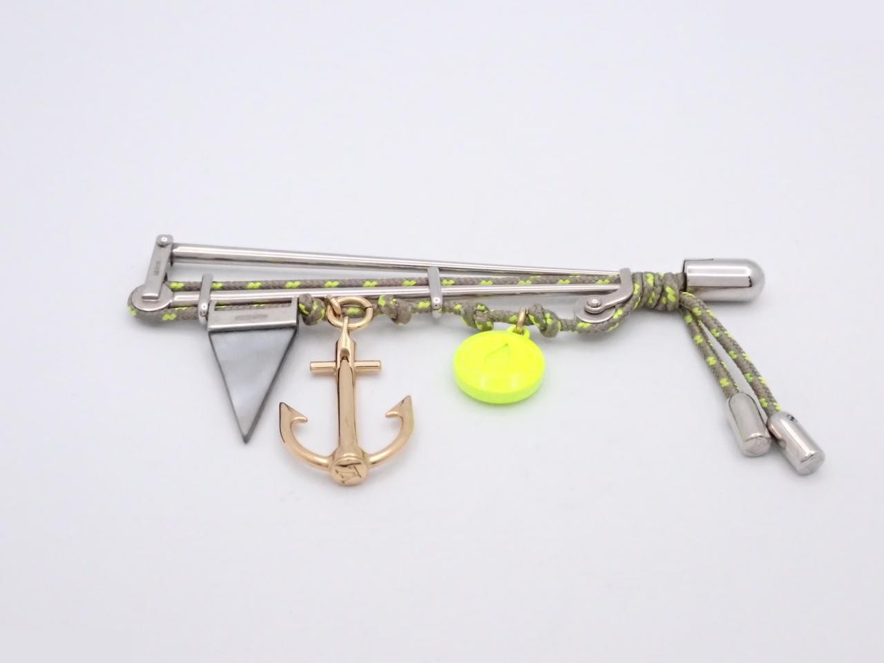 pin brooch — view 2