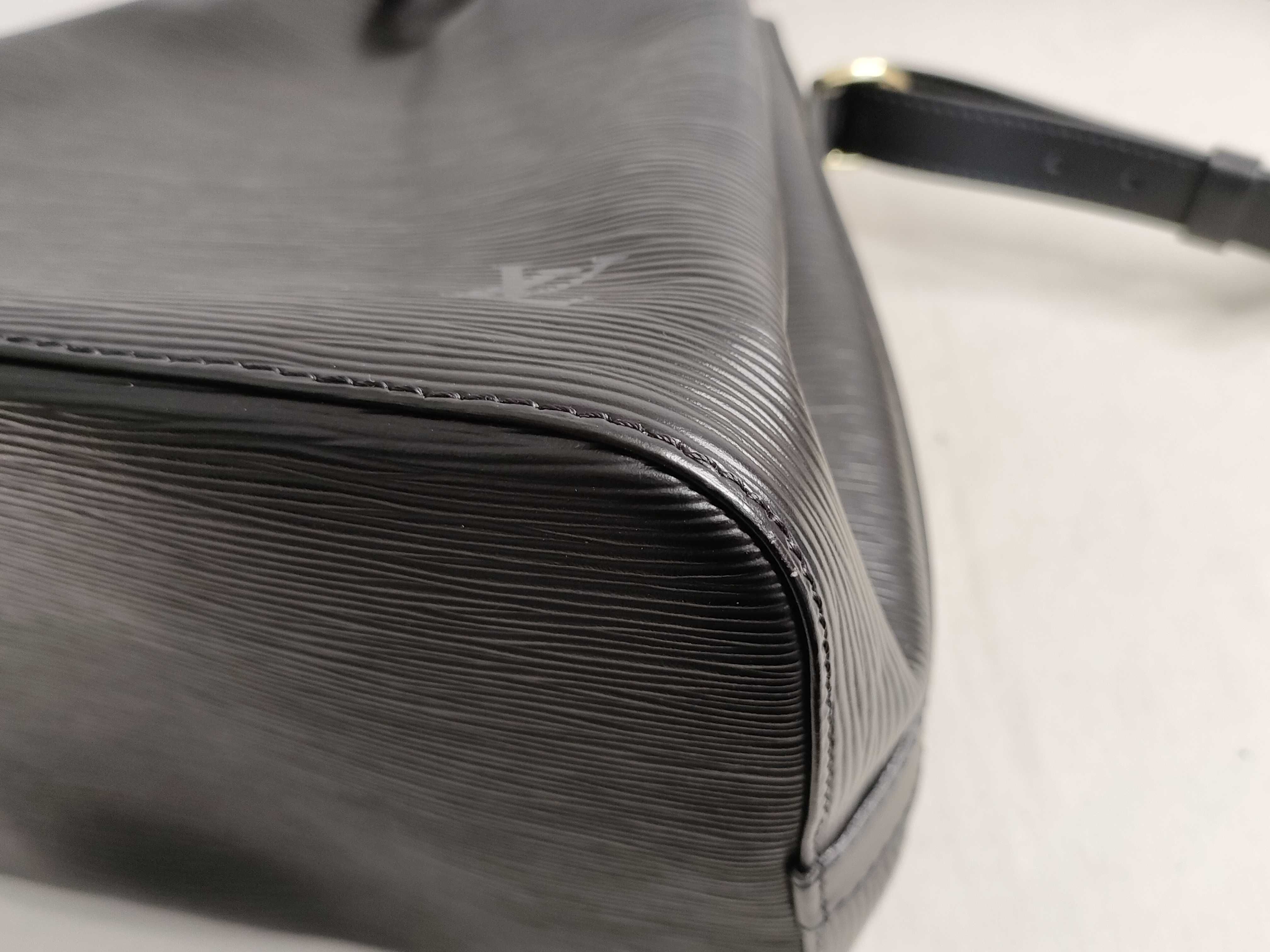 Epi Noe M59002 VI0963 Black Shoulder Bag — view 6
