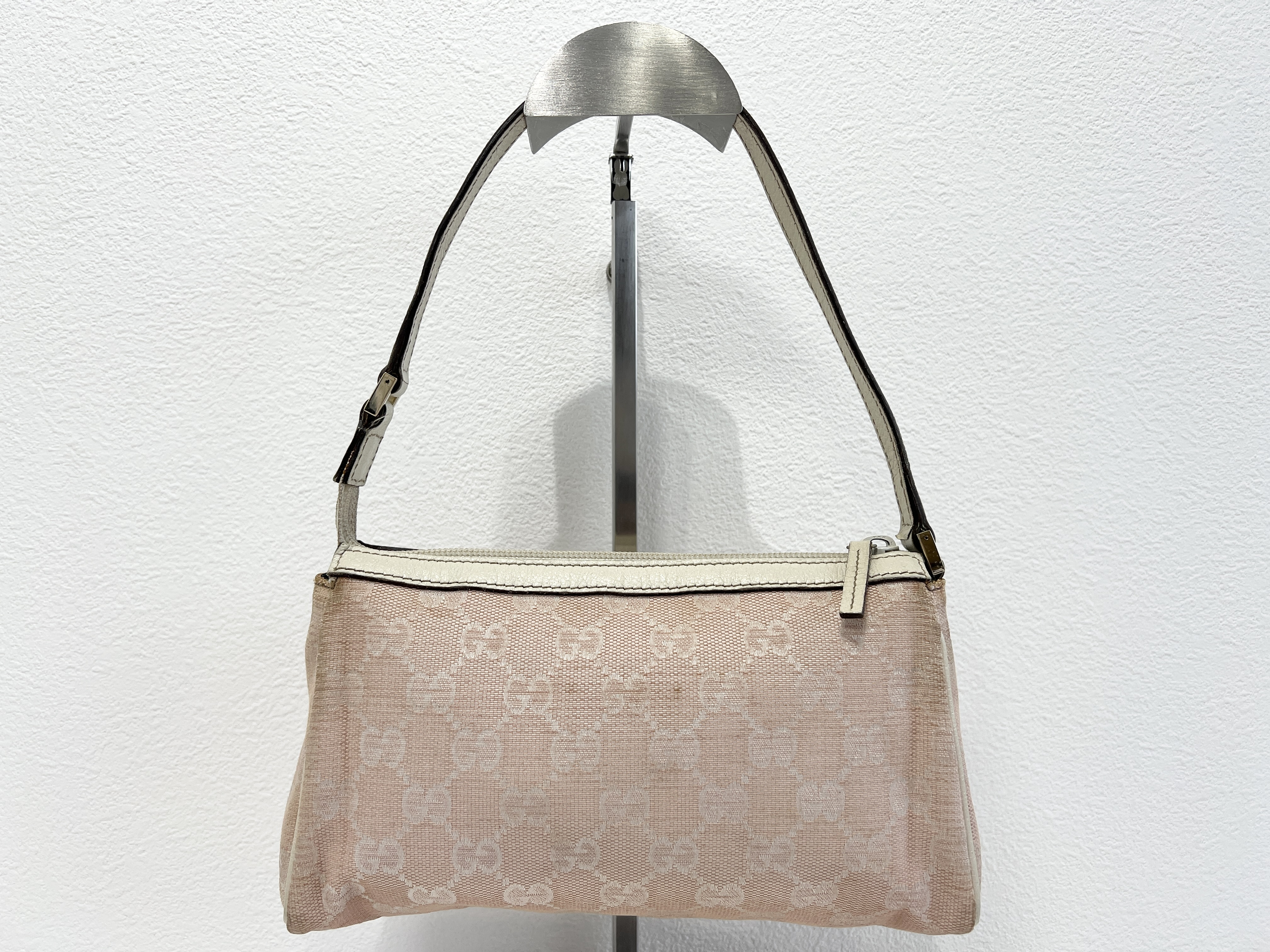 Abbey GG Logo Accessory Pouch Canvas Leather One-Shoulder Bag Handbag — view 2