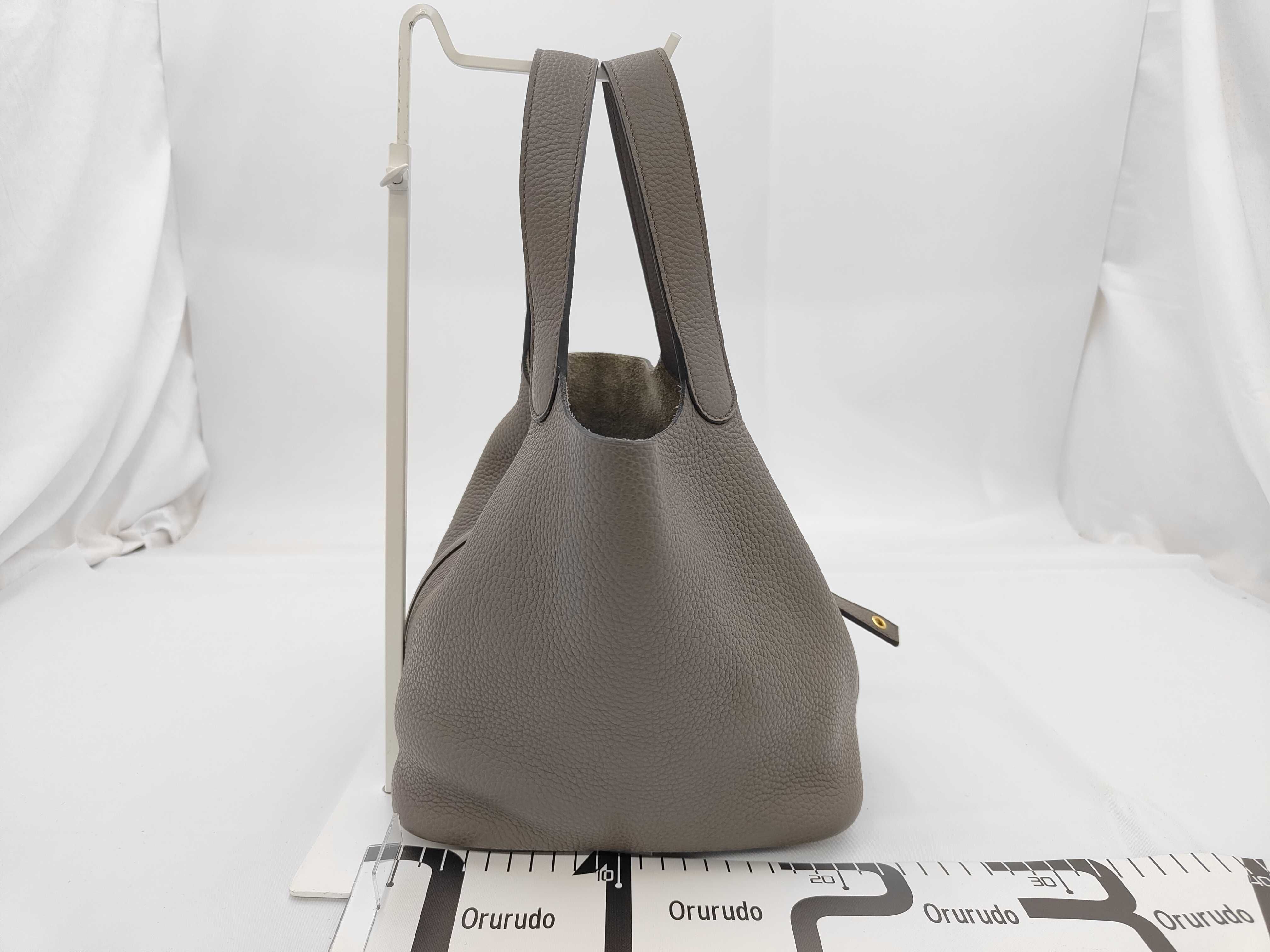 Picotin Lock 22 MM Taurillon Clemence Leather, Etoupe Leather, Gold Hardware, Y: 2020 Handbag — view 2
