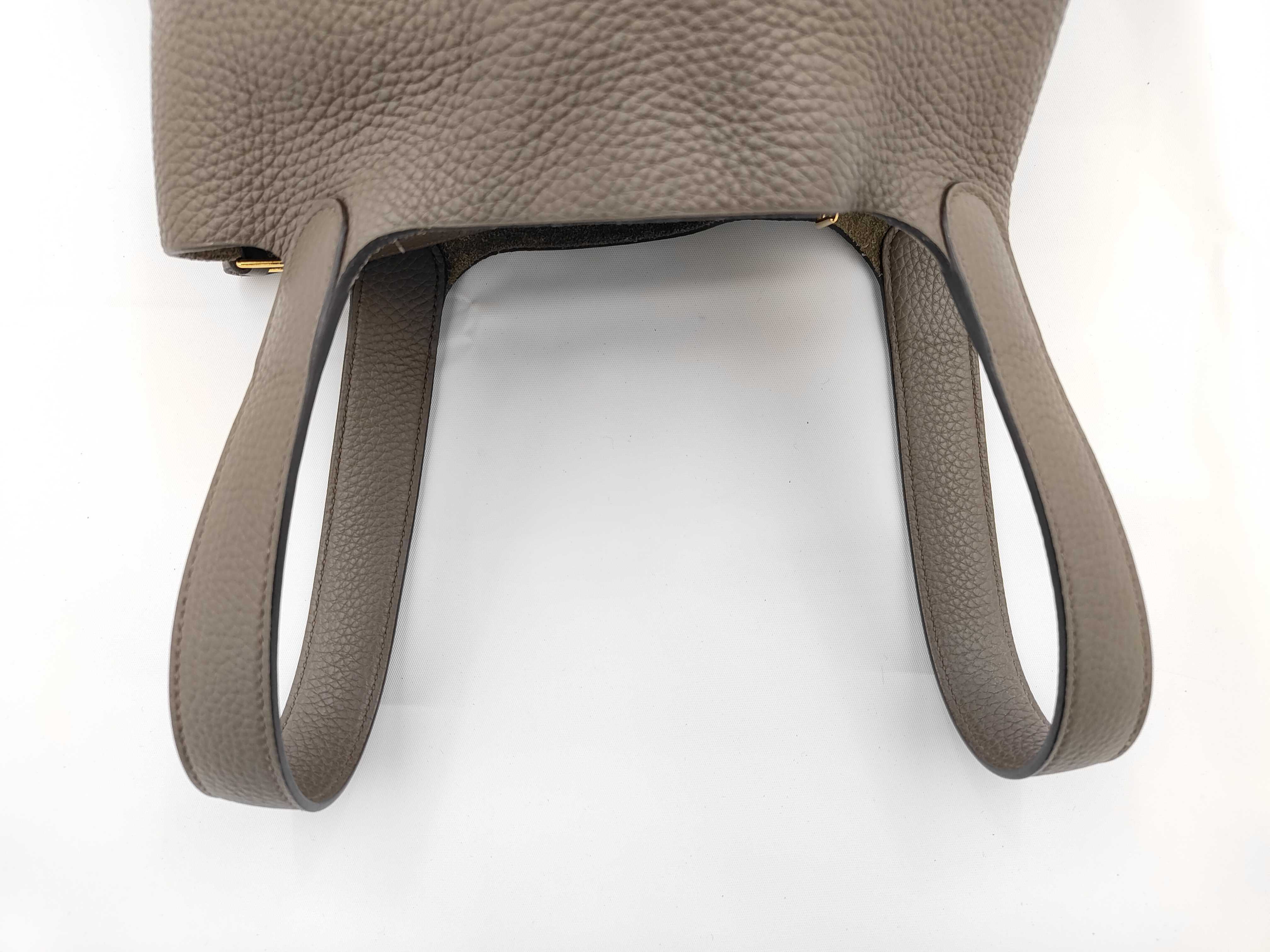 Picotin Lock 22 MM Taurillon Clemence Leather, Etoupe Leather, Gold Hardware, Y: 2020 Handbag — view 3