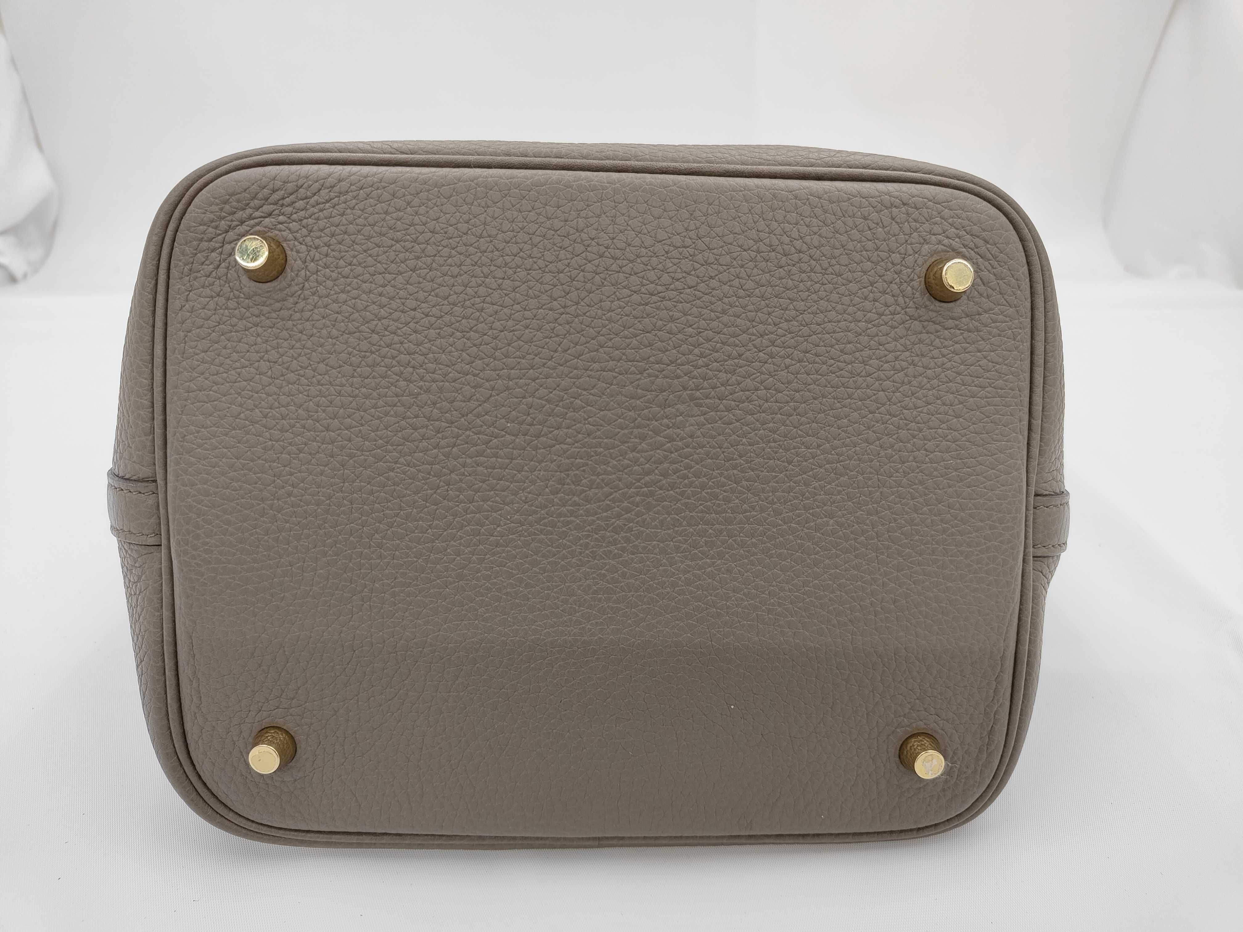 Picotin Lock 22 MM Taurillon Clemence Leather, Etoupe Leather, Gold Hardware, Y: 2020 Handbag — view 5