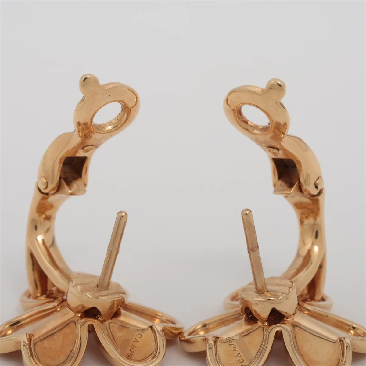 Frivole Small Diamond Earrings, 750 (Yellow Gold), 8.3g, JE725608. The clasp is stiff. — view 4