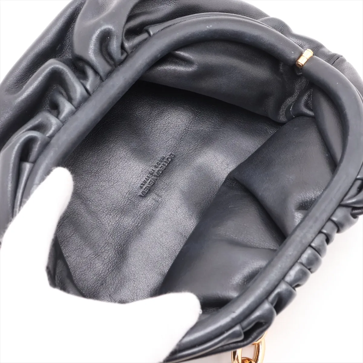 The Chain Pouch Leather Chain Shoulder Bag Black — view 6
