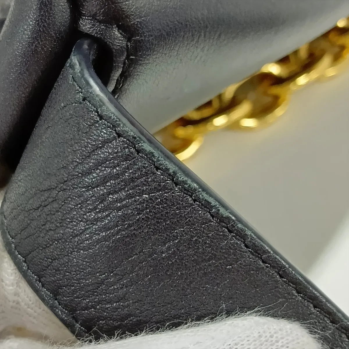 The Chain Pouch Leather Chain Shoulder Bag Black — view 9