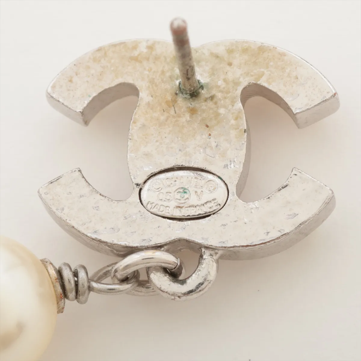 Coco Mark 05V Earrings (Pair) Metal x Faux Pearl Silver — view 5