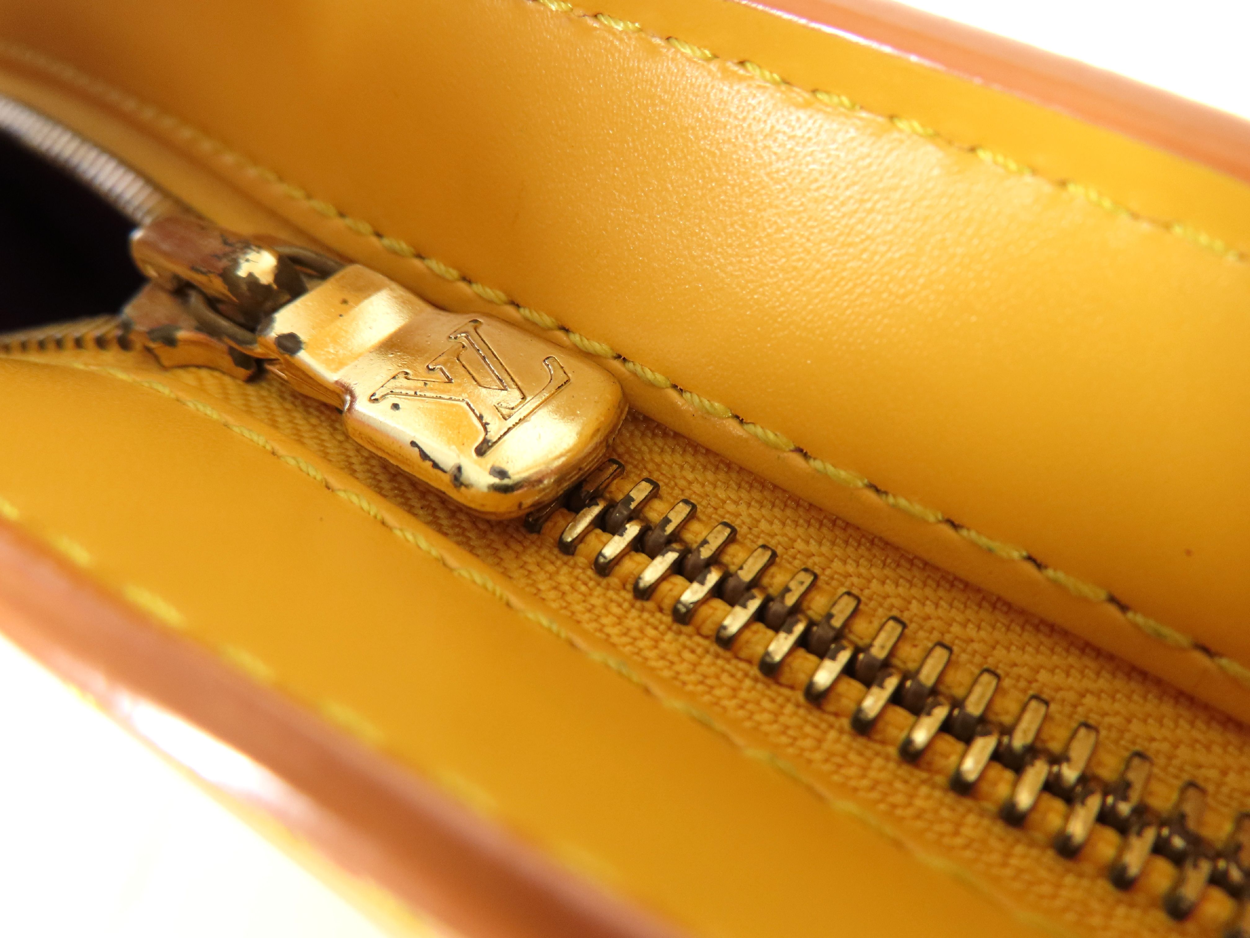 Epi LV Epi Saint Jacques M52279 Handbag — view 14