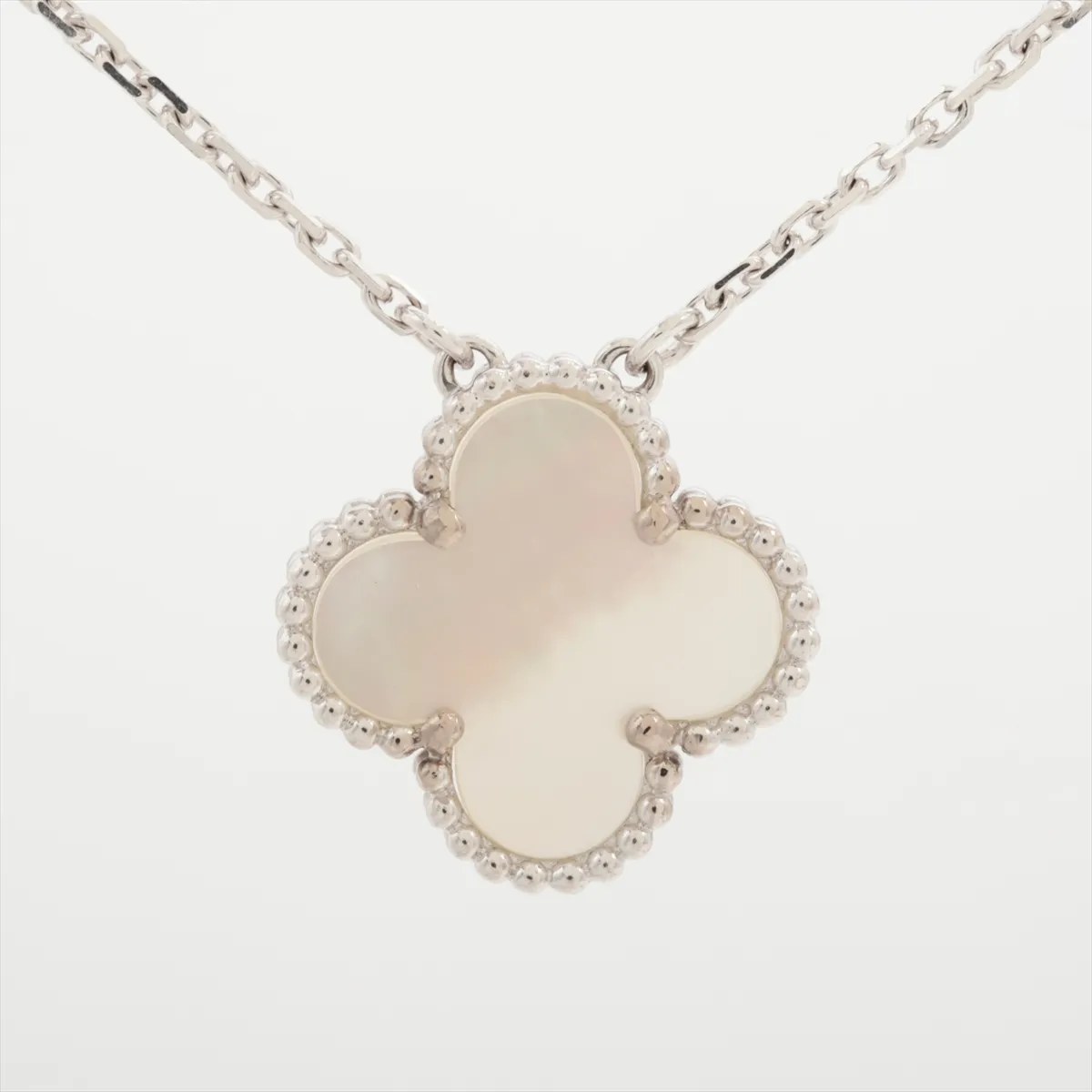 Vintage Alhambra Shell Necklace, 750 (WG), 5.2g, JE117251. The clasp has a small opening at the end, and there are — view 2