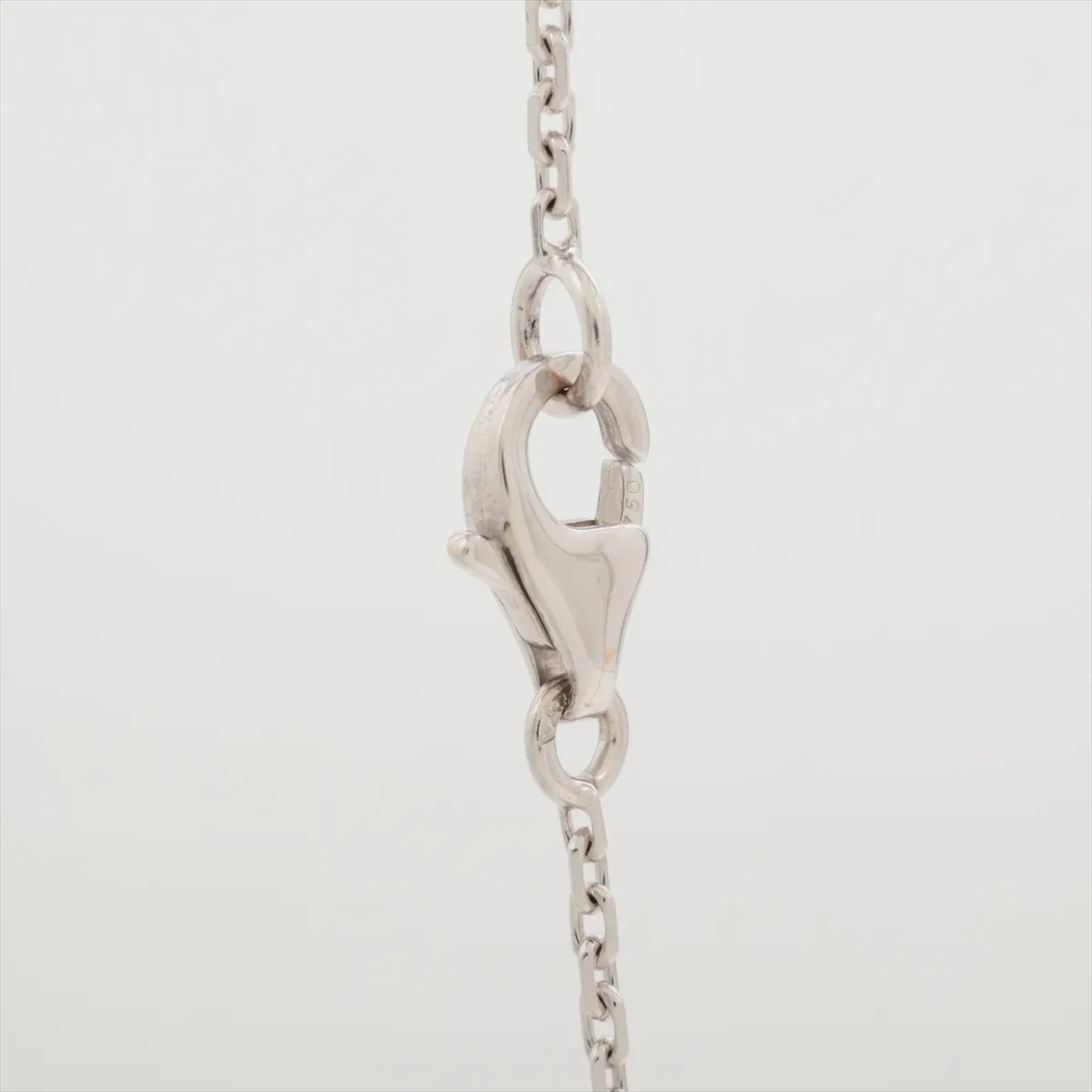 Vintage Alhambra Shell Necklace, 750 (WG), 5.2g, JE117251. The clasp has a small opening at the end, and there are — view 3