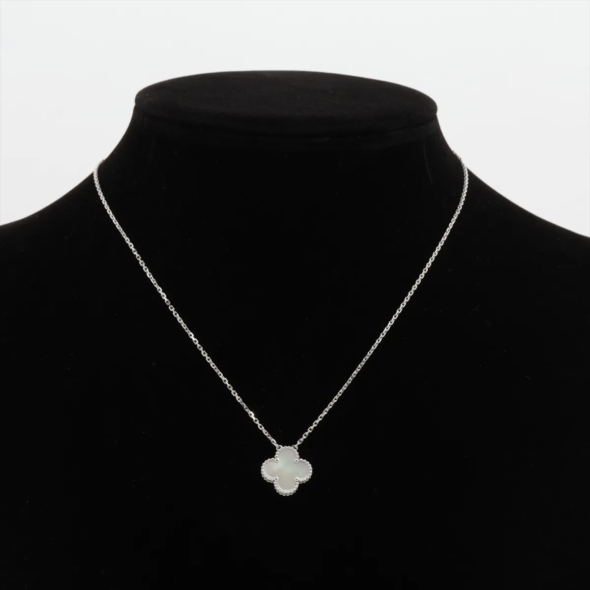 Vintage Alhambra Shell Necklace, 750 (WG), 5.2g, JE117251. The clasp has a small opening at the end, and there are — view 5