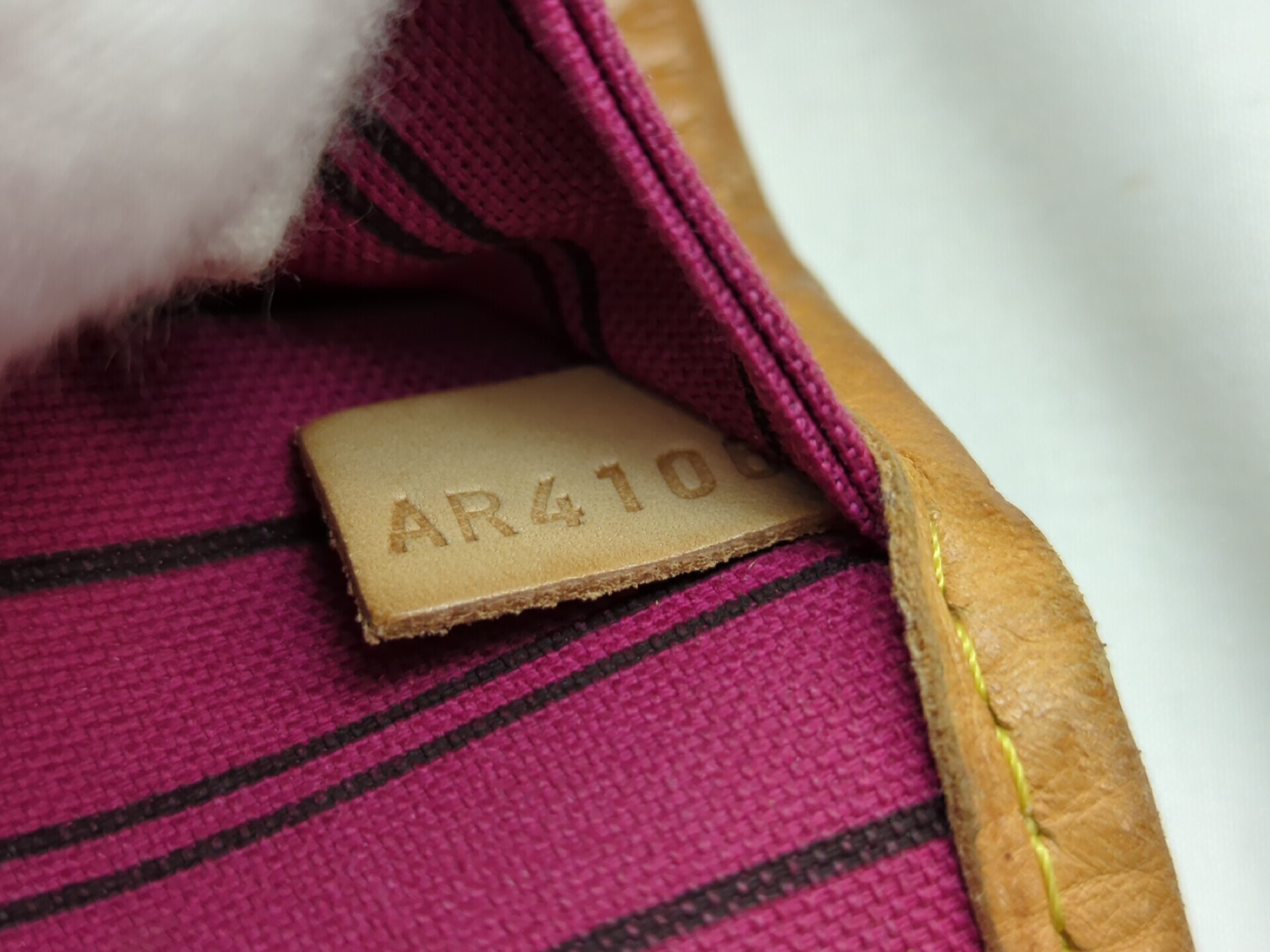 M40996 Monogram Neverfull MM Tote Bag — view 12