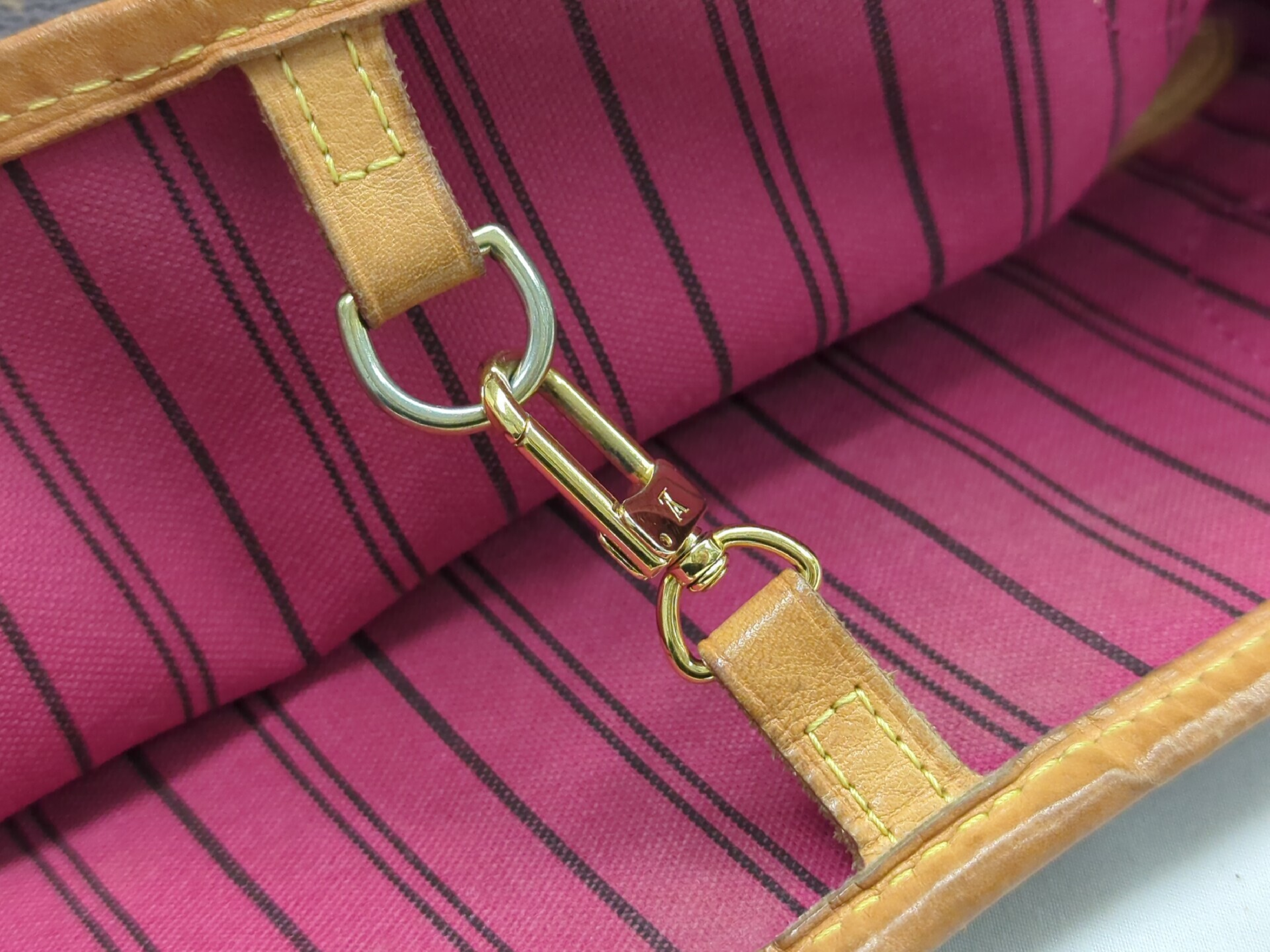 M40996 Monogram Neverfull MM Tote Bag — view 9