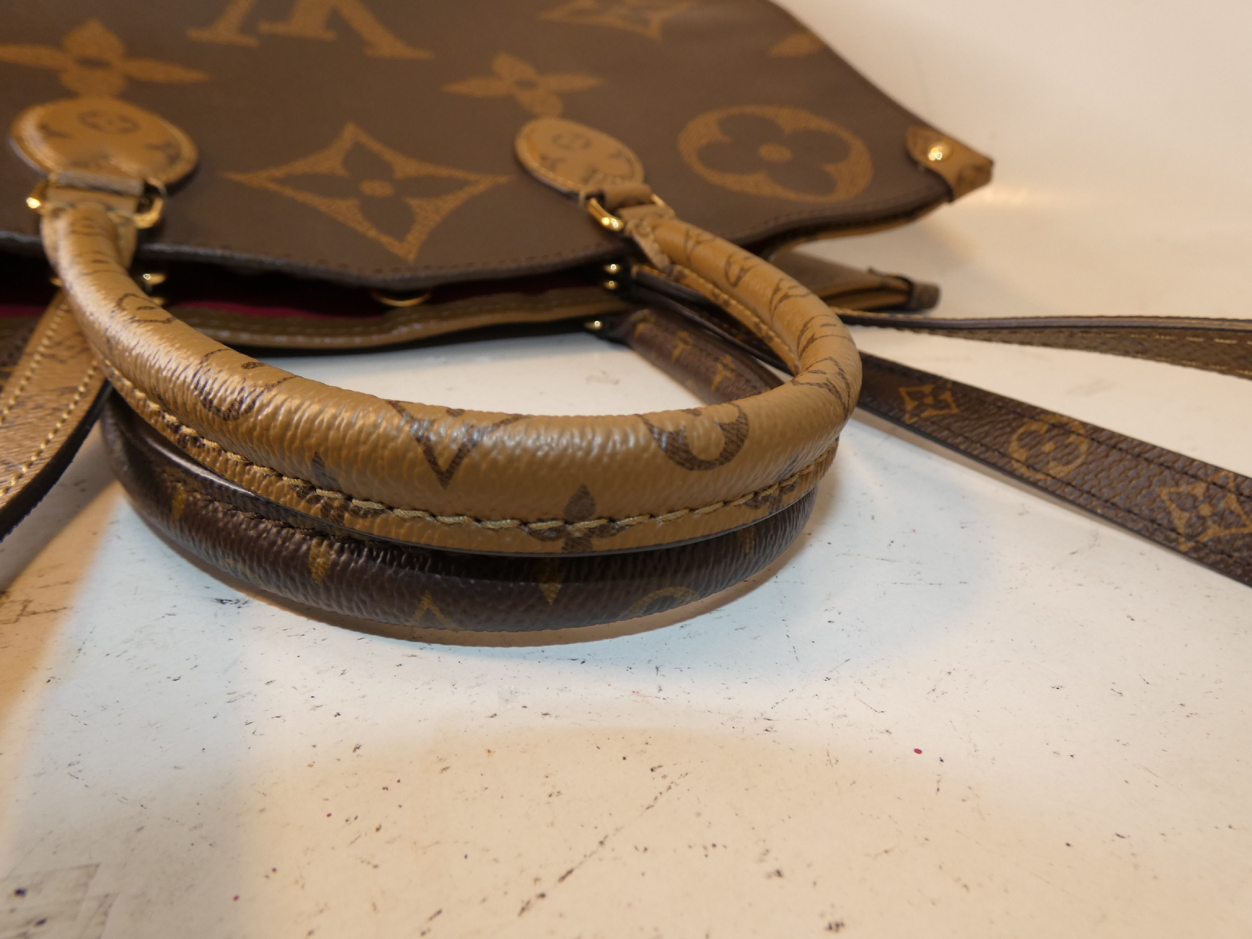 OnTheGo GM Monogram Giant Reverse Hand Shoulder Handbag — view 5